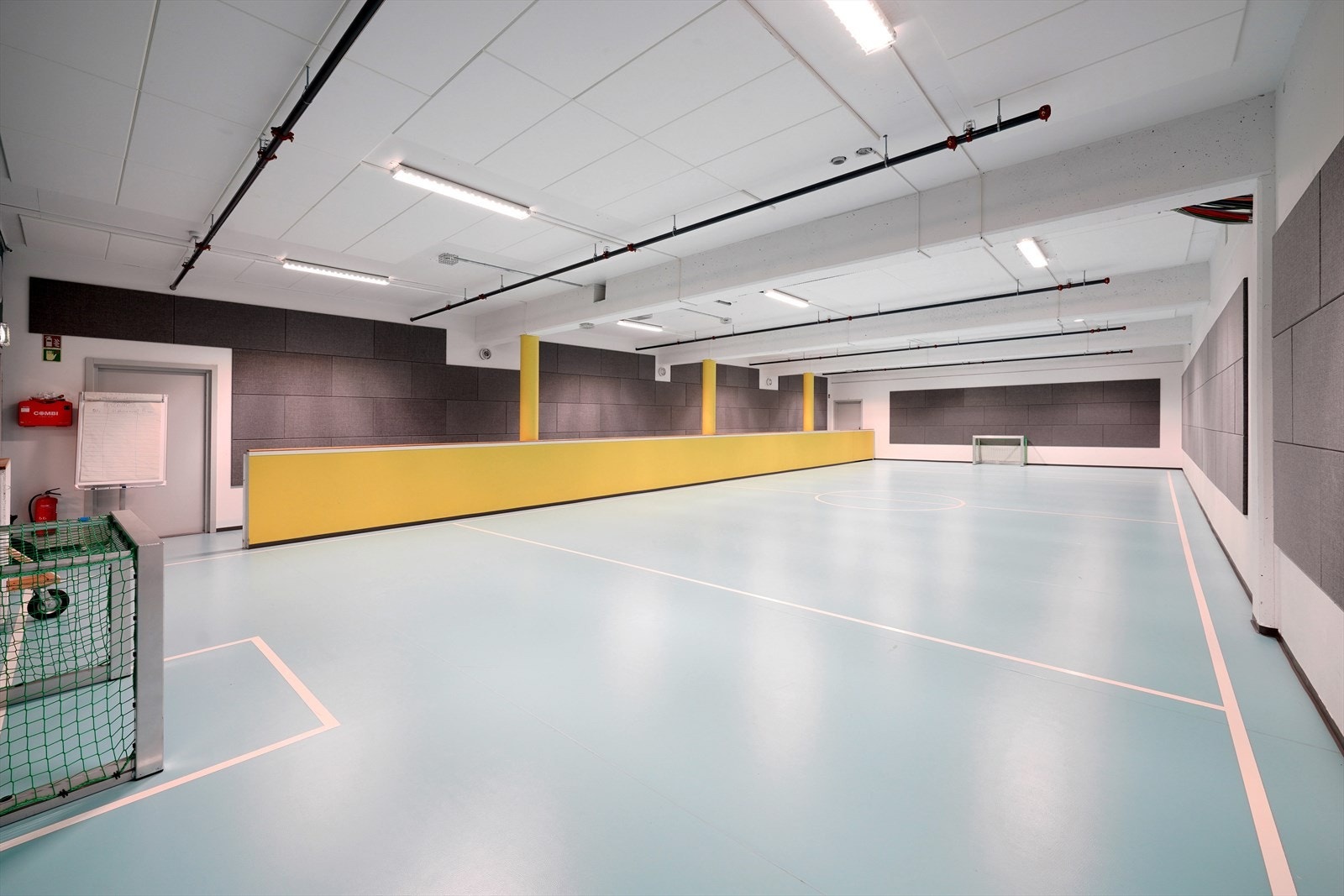 Lys og moderne gymsal for innendørs sport og aktivitet til brukerne av bygget. Galleribilde