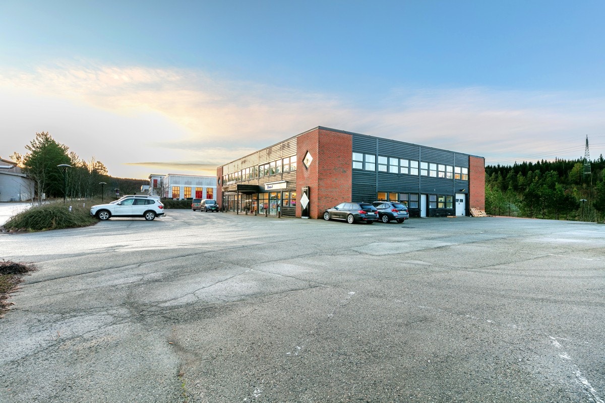 Bygget har godt med parkeringsplasser Galleribilde