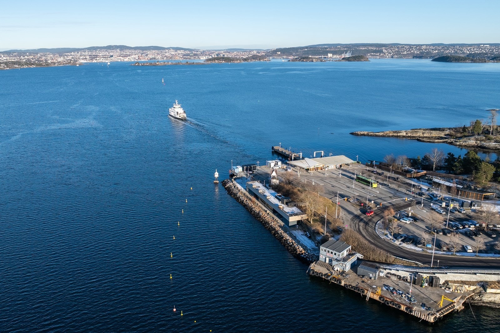 Bygget har en unik og fantastisk beliggenhet rett ved sjøen og meget nære fergeleiet mellom Nesodden og Oslo / Lysaker. Galleribilde