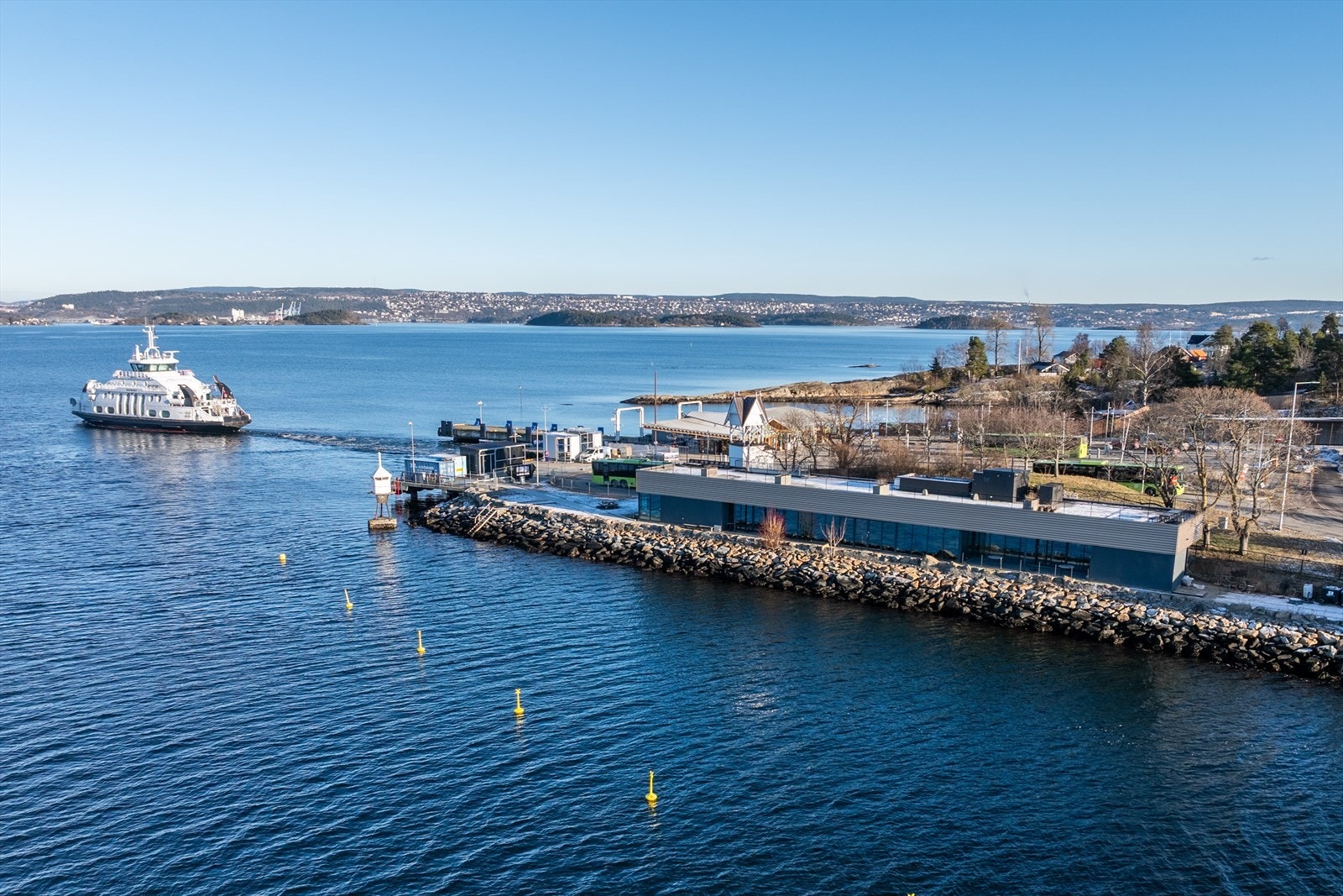 Restaurantbygg på 378 kvadratmeter med tilhørende takterrasse på 340 kvadratmeter. Bygget har en unik og fantastisk beliggenhet rett ved sjøen og meget nære fergeleiet mellom Nesodden og Oslo/Lysaker. Galleribilde