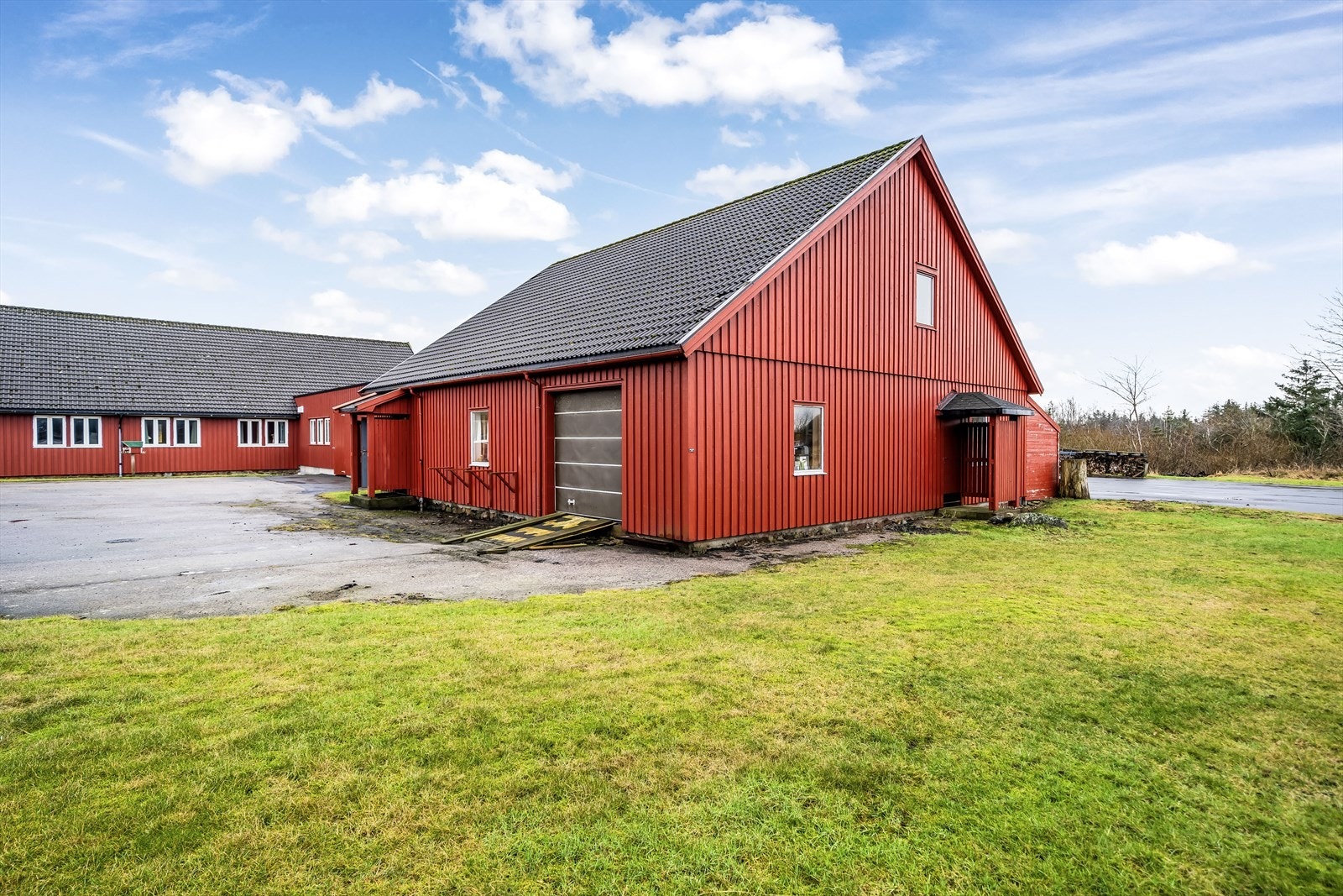 Verksted/lagerbygg med port Galleribilde