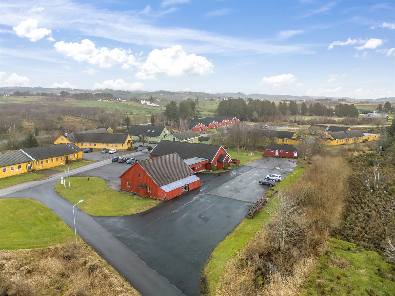 Romslig tomt rundt bygningsmassen Galleribilde