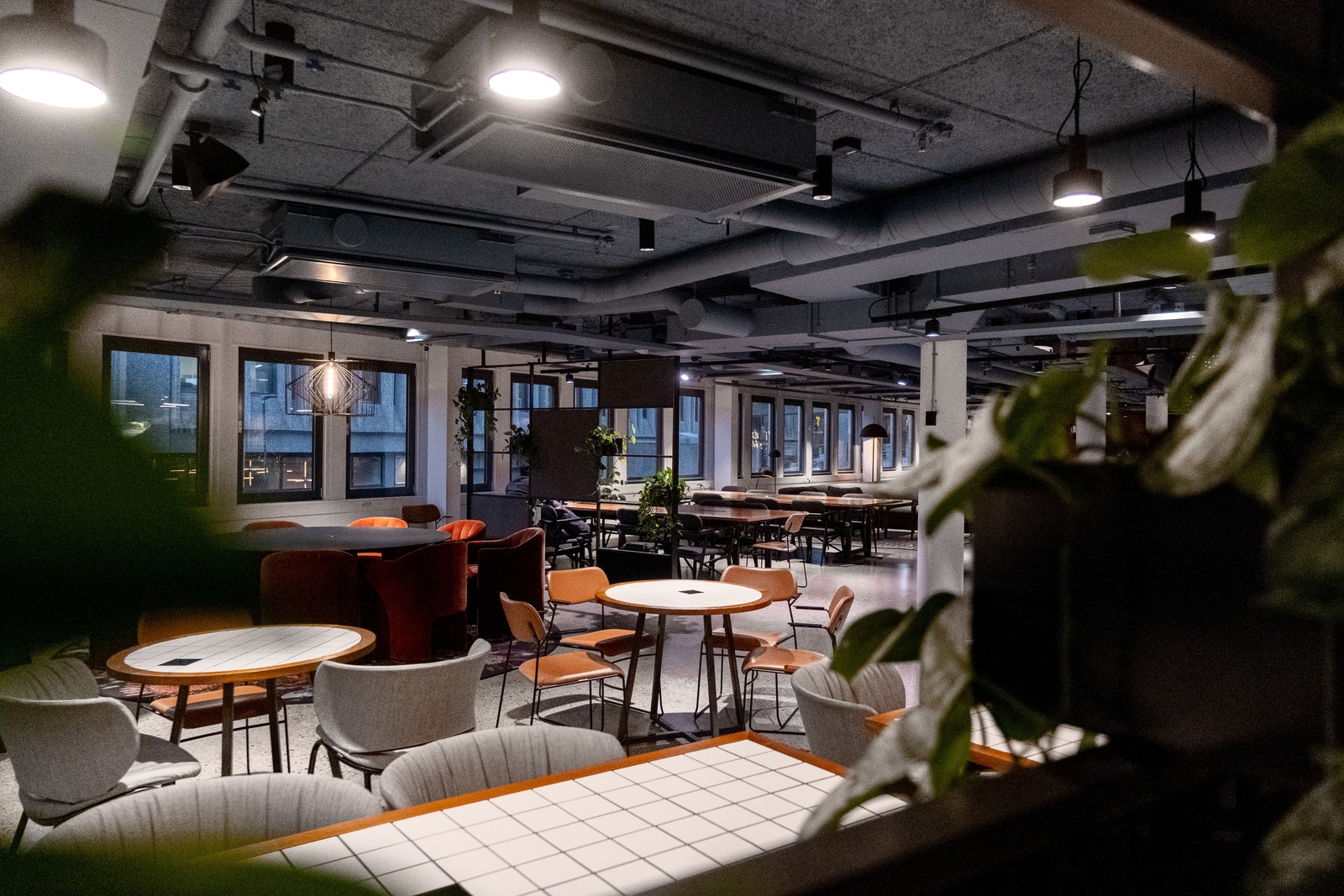 Lunsjen serveres i to romslige etasjer Galleribilde