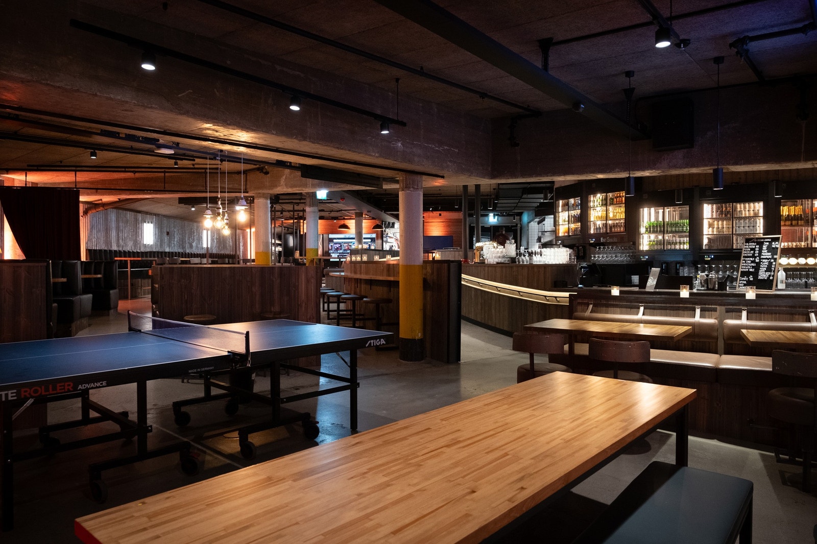 I kjelleren på Rebel finner du SKRAA. Her arrangeres quizer og arrangementer på ukedager. Mikrobryggeriet Ølsmia ligger vegg i vegg. Galleribilde