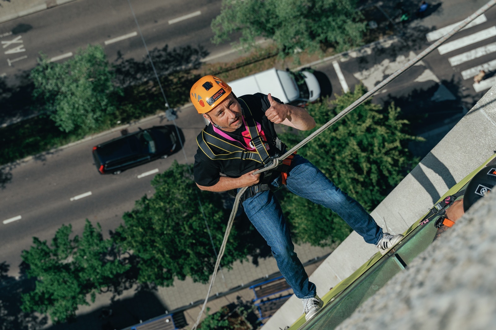 Keen på en halsbrekkende aktivitet til team building. Rapellering er en mulighet på Rebel Galleribilde