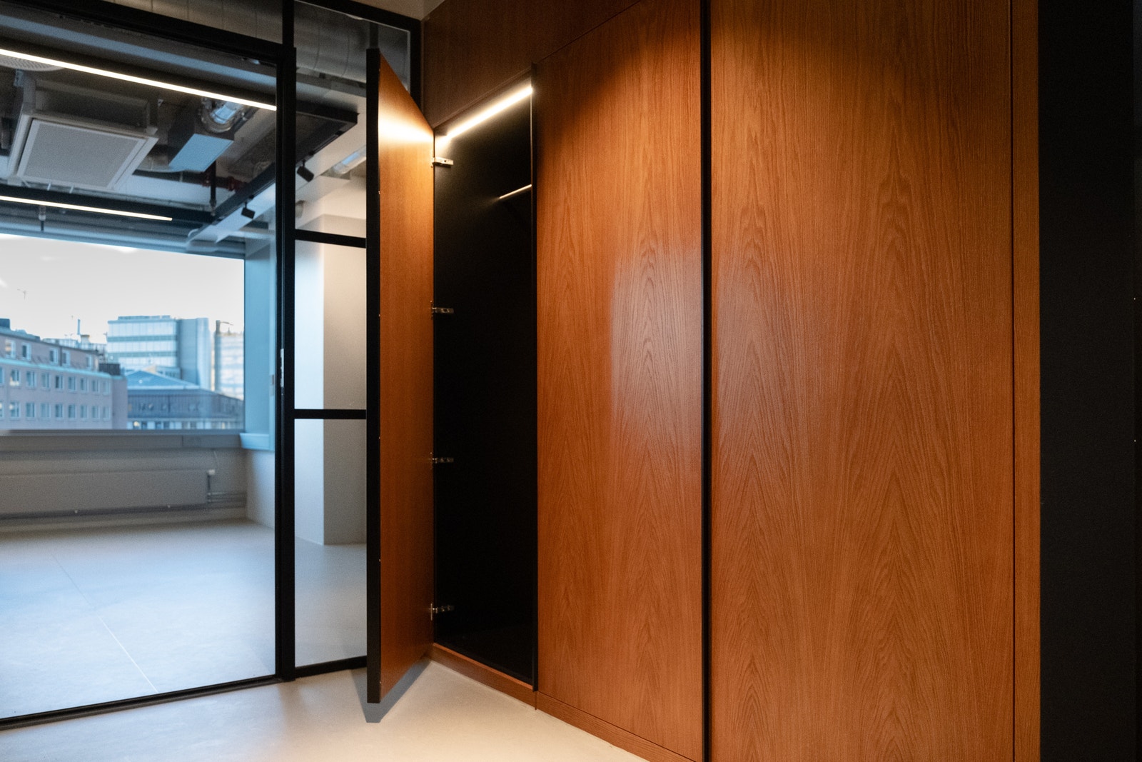 Godt integrerte garderobeskap inne i kontorlokalet. Galleribilde