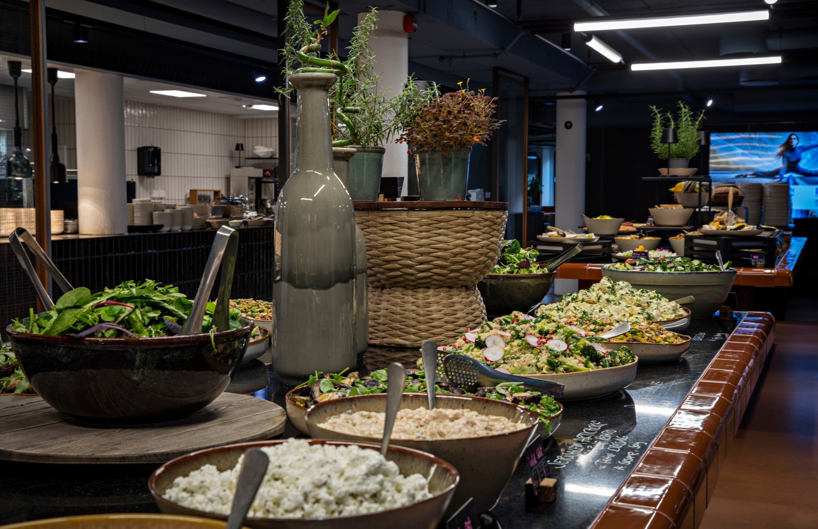 En sniktitt på lunsjbuffeten i Rebel Hangout Galleribilde