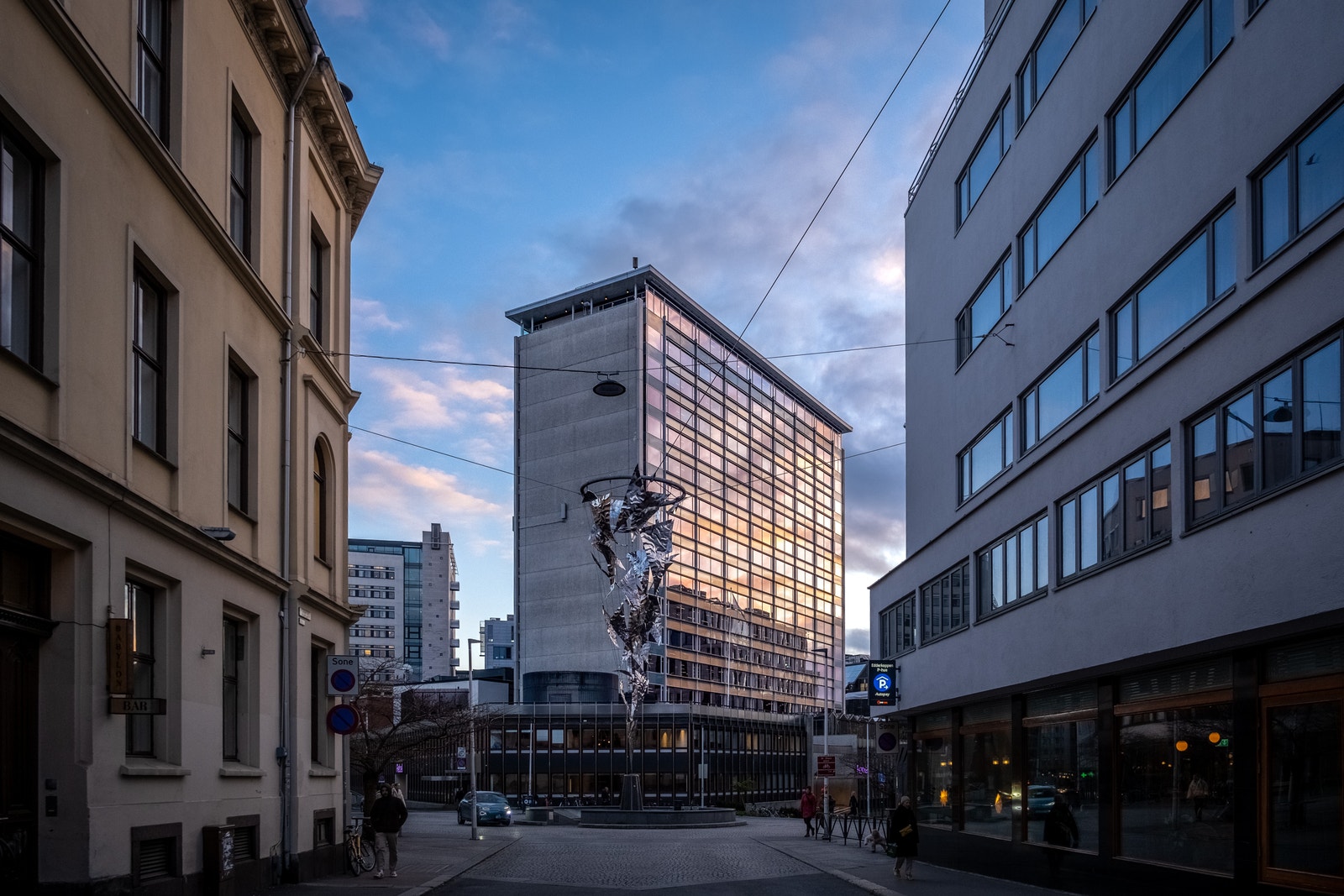 Rebel ruver som en bauta høyt over St. Olavs plass på Tullin, midt i Oslo sentrum. Galleribilde