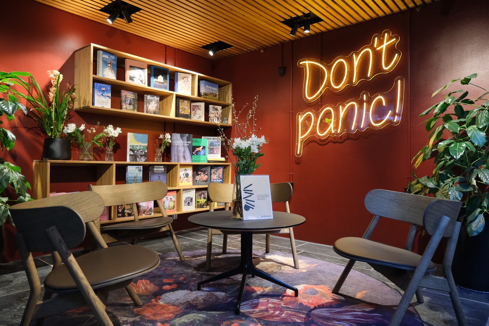 Chille-område i resepsjonen med et utskiftende utvalg av bøker fra Bokbasen Galleribilde