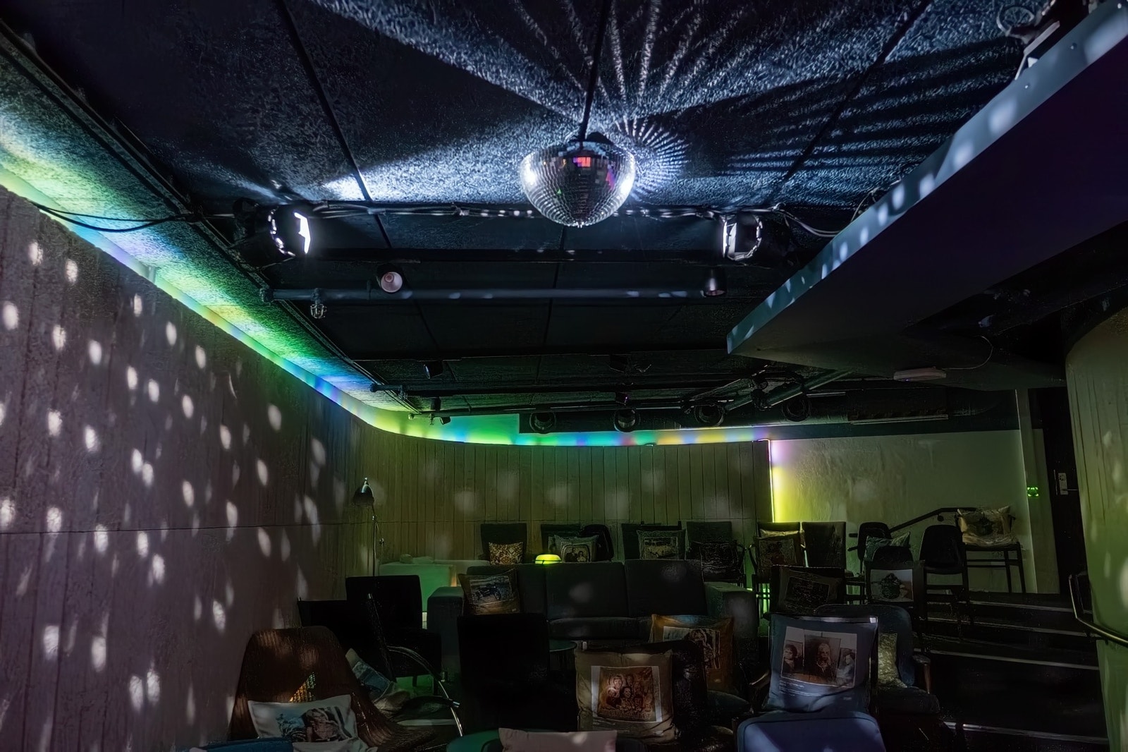 På Rebel er det kort vei fra fag til fest. Vår minste konferansal kan enkelt transformeres til karaokerom. Do it your way! Galleribilde