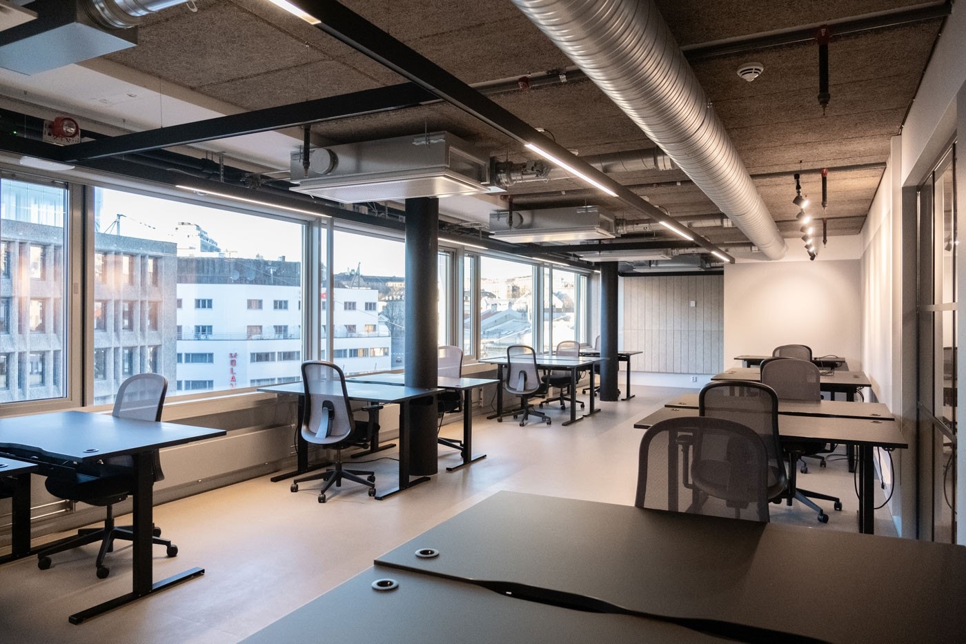 Freshe og moderne lokaler med mye lys. Ferdig møblert med pulter og stoler. Galleribilde