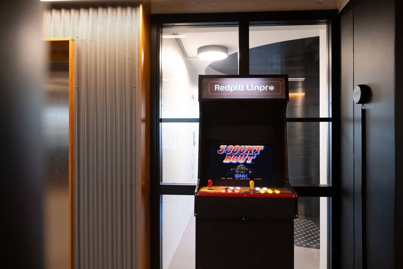 Lyst til å pimpe opp lokalene med eget stasj? La deg inspirere av Redpill Linpro! Galleribilde