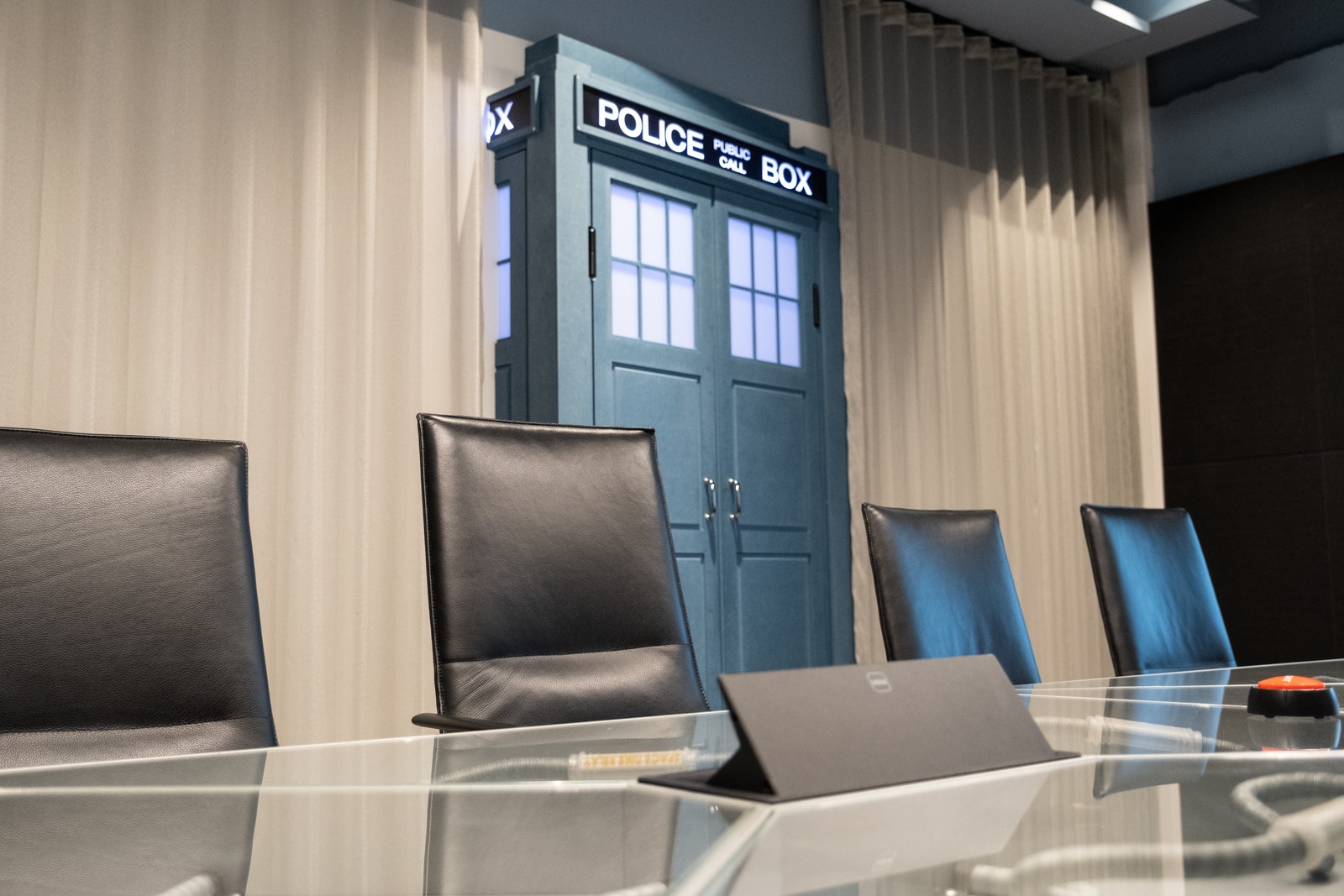 Et møterom som er større på innsiden enn det ser ut fra utsiden Galleribilde