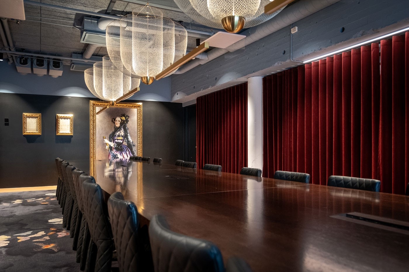 Rebel har 16 unike møterom med plass fra 2 til 22 personer. Her er møterom Ada, dedikert til vår beskyttende heltinne, Ada Lovelace. Galleribilde