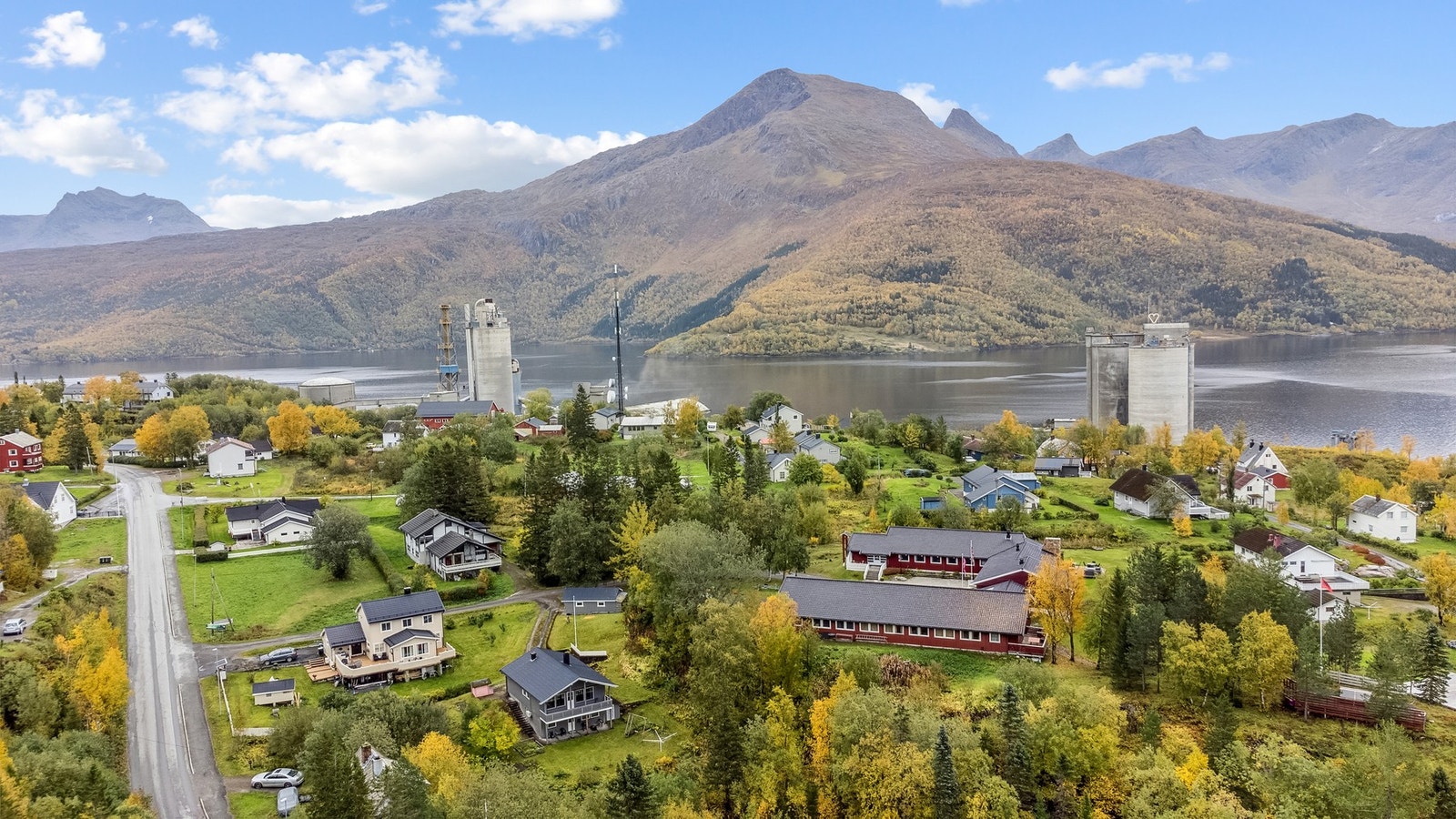 Fasade og tomtebilde Galleribilde