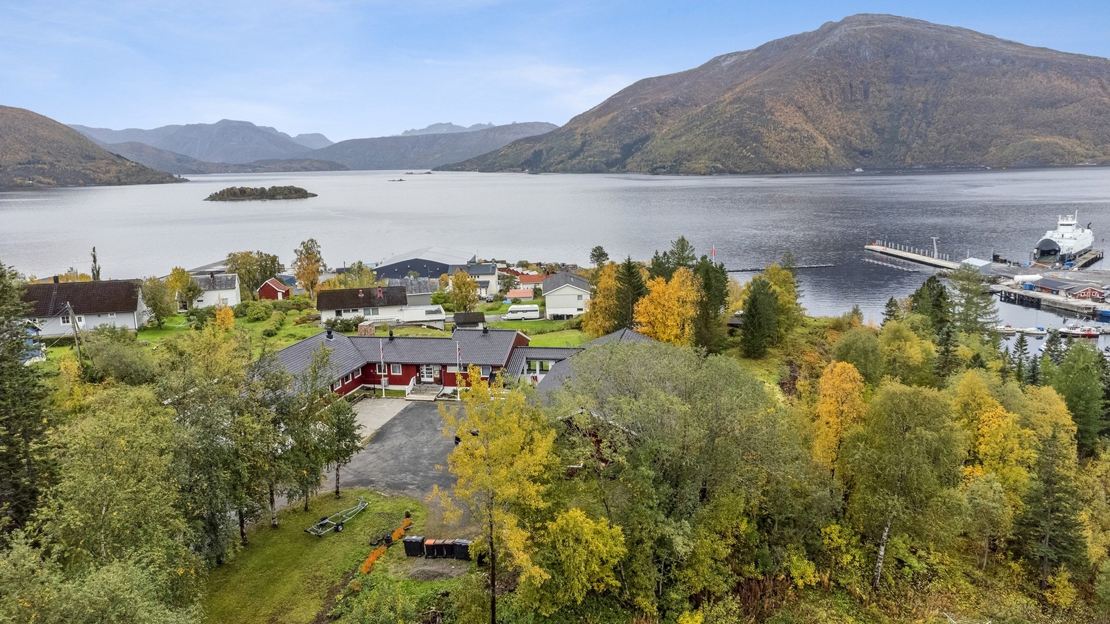 Fasade og tomtebilde Galleribilde