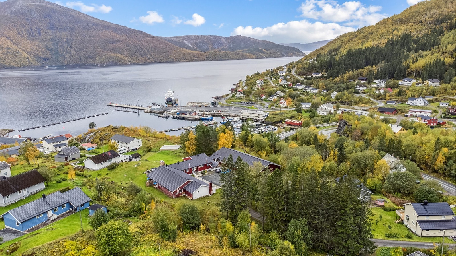 Fasade og tomtebilde Galleribilde