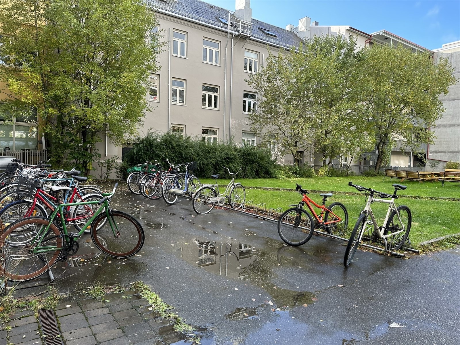 Utvendig og innvendig sykkelparkering. Galleribilde