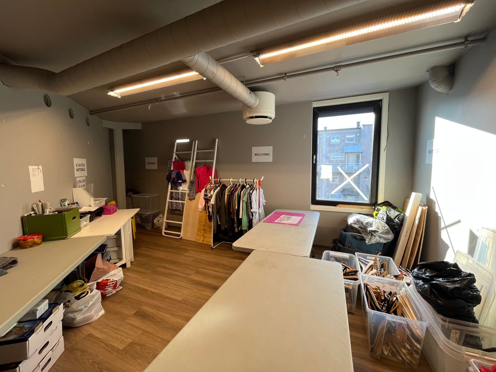 Stort bakrom/pauserom med vindu Galleribilde