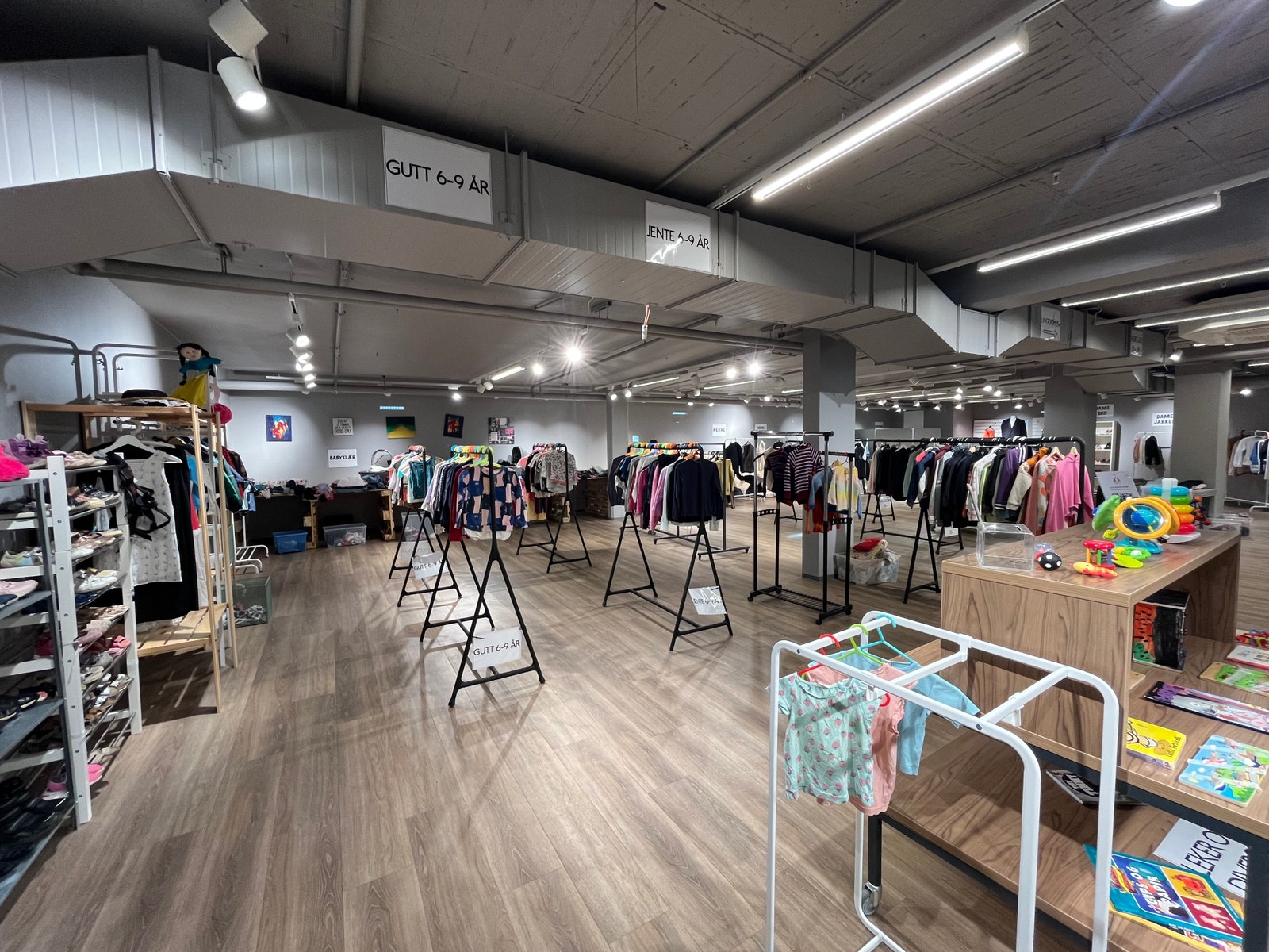 På senteret finner du fire matvarebutikker, apotek, treningssenter, bowling, sushi og pizza blant annet. Galleribilde