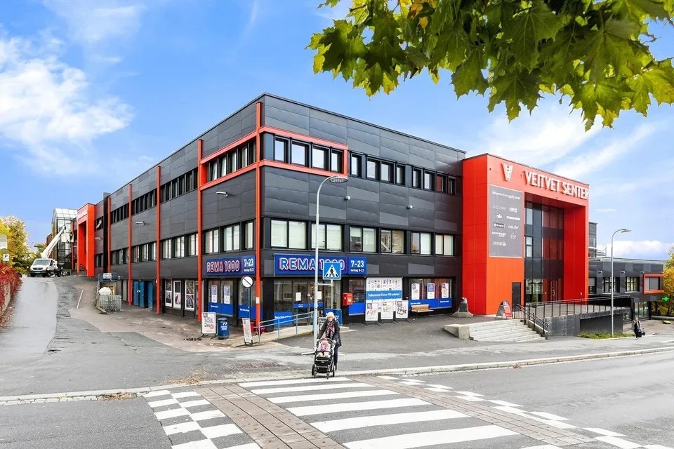 Ligger rett ved Veitvet T-bane og inneholder helsestasjon, legesenter og tannlegekontor. Galleribilde