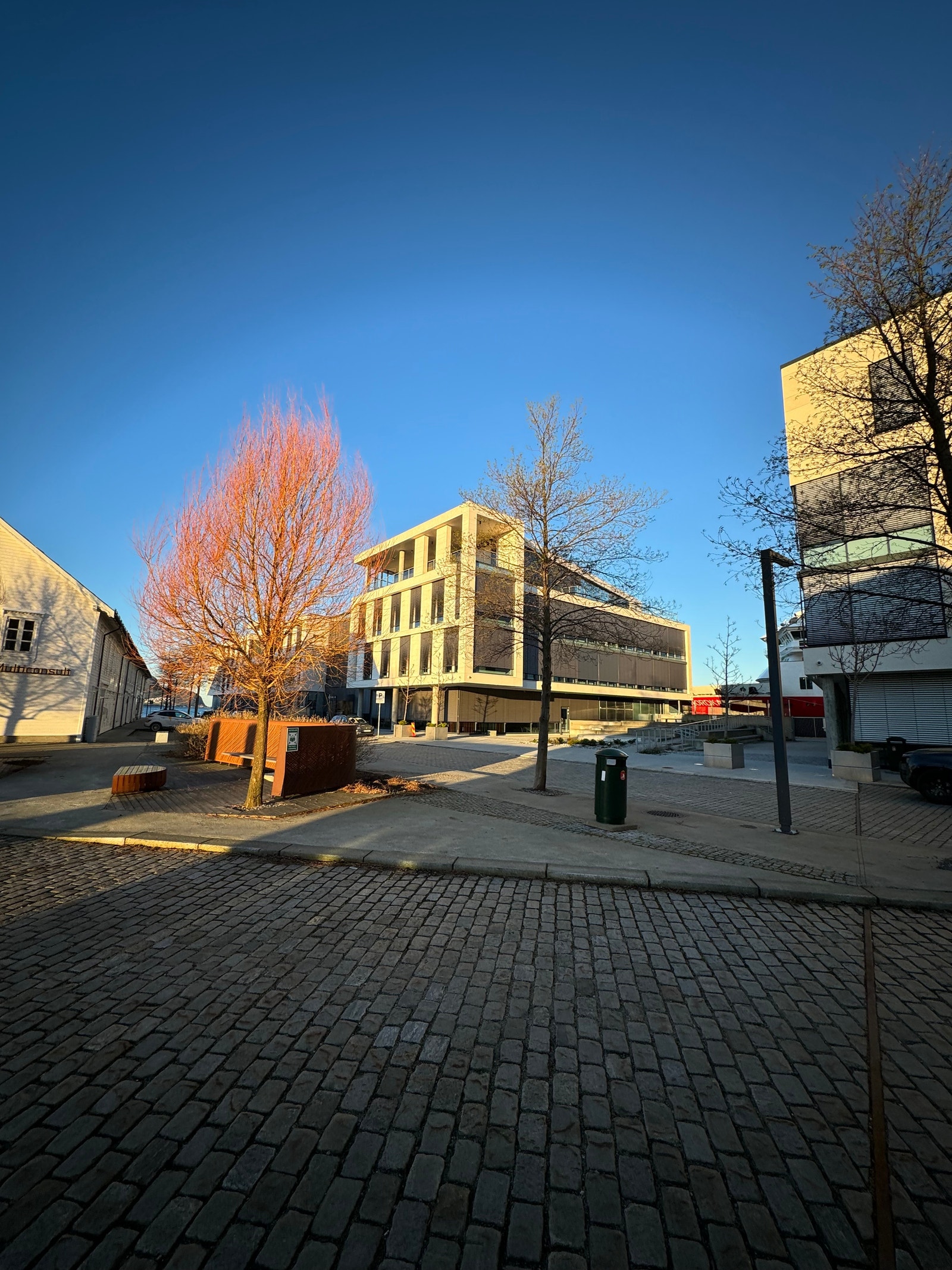 Fasade mot byen Galleribilde