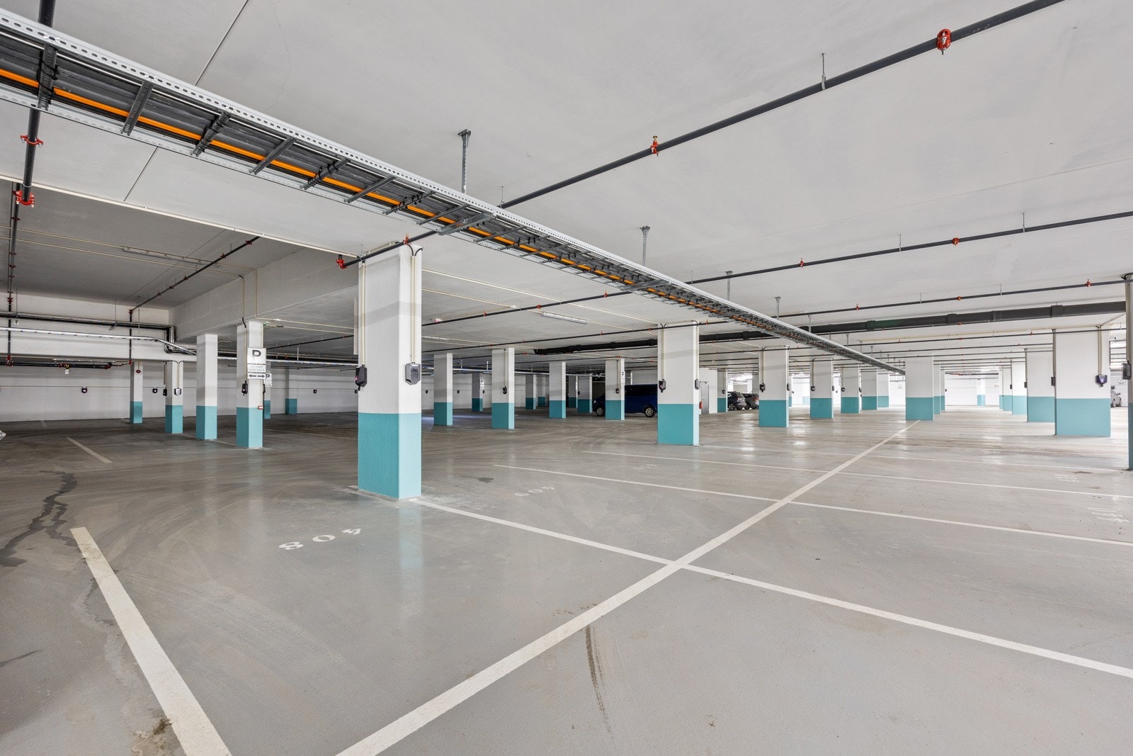 Alle garasjeplassene leveres med tilrettelagt infrastruktur for tilkobling av ladestasjon til elbil. Galleribilde