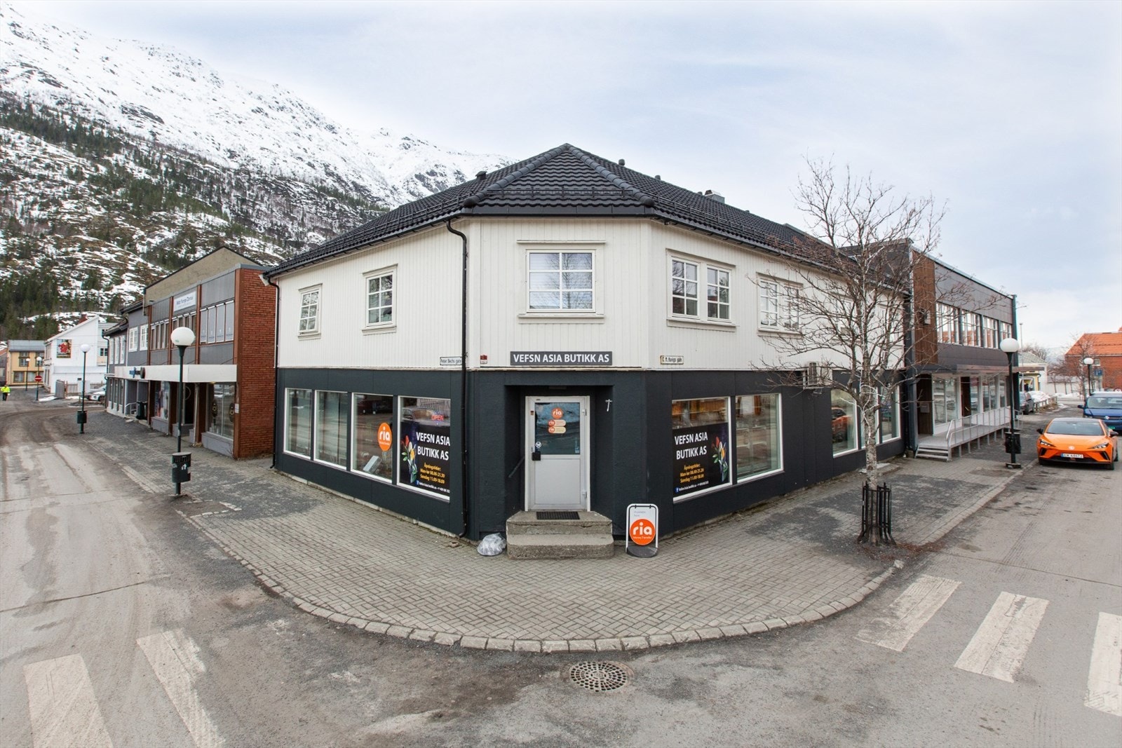 Kombinert forretning-/boligbygg med en sentral beliggenhet på en hjørnetomt i Mosjøen sentrum Galleribilde