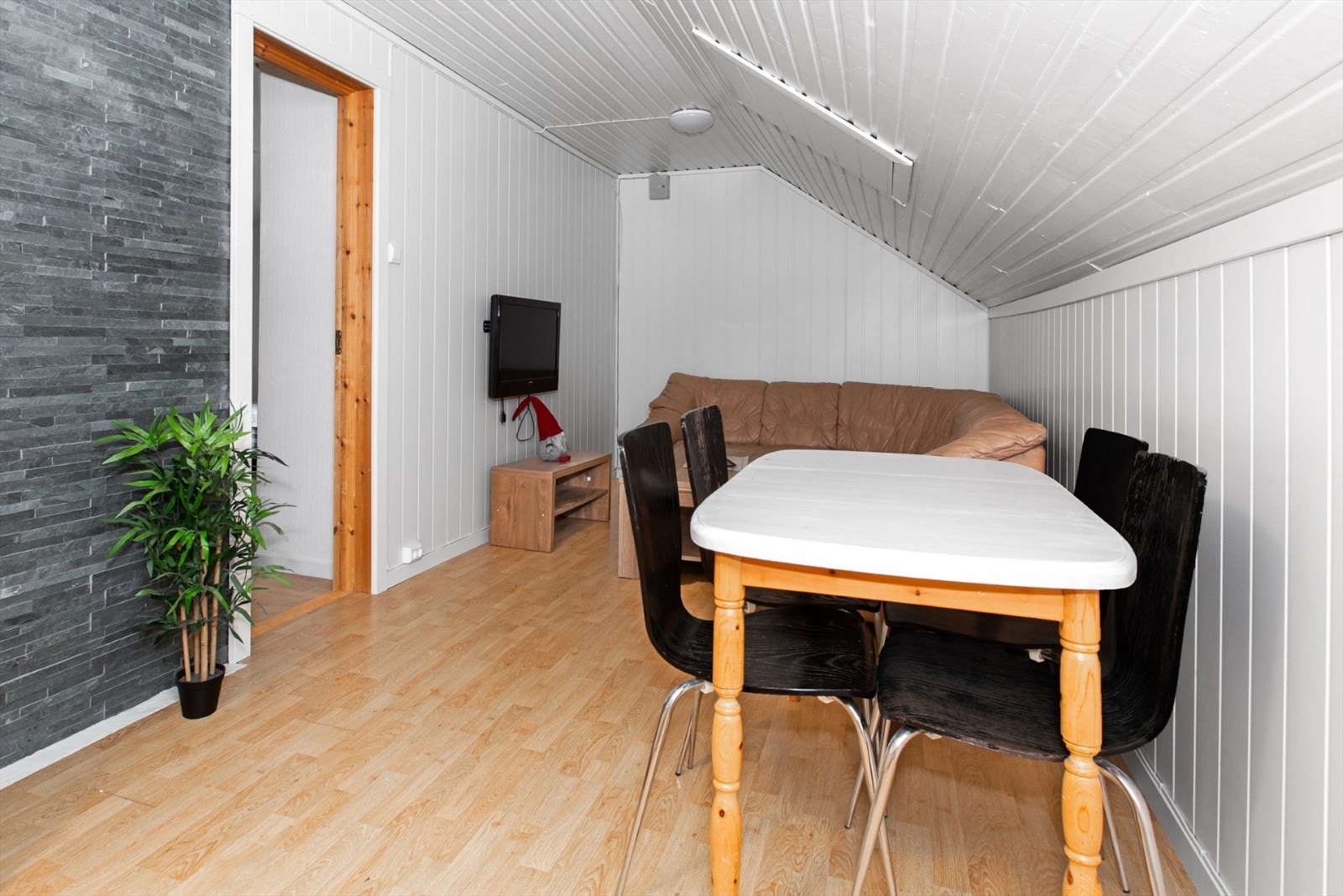 Leiligheten inneholder stue, kjøkken, 2 soverom og bad. Galleribilde