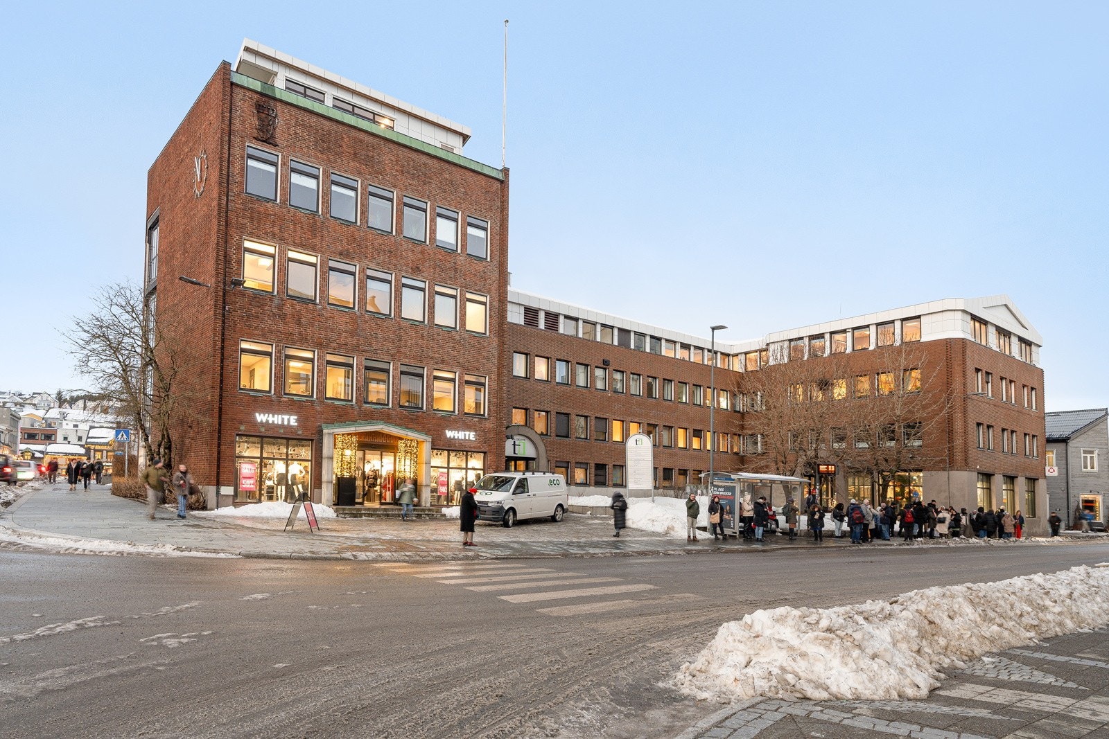 Velkommen til Sjøgata 2 - et ikonisk, sentralt sentrumsbygg! Galleribilde