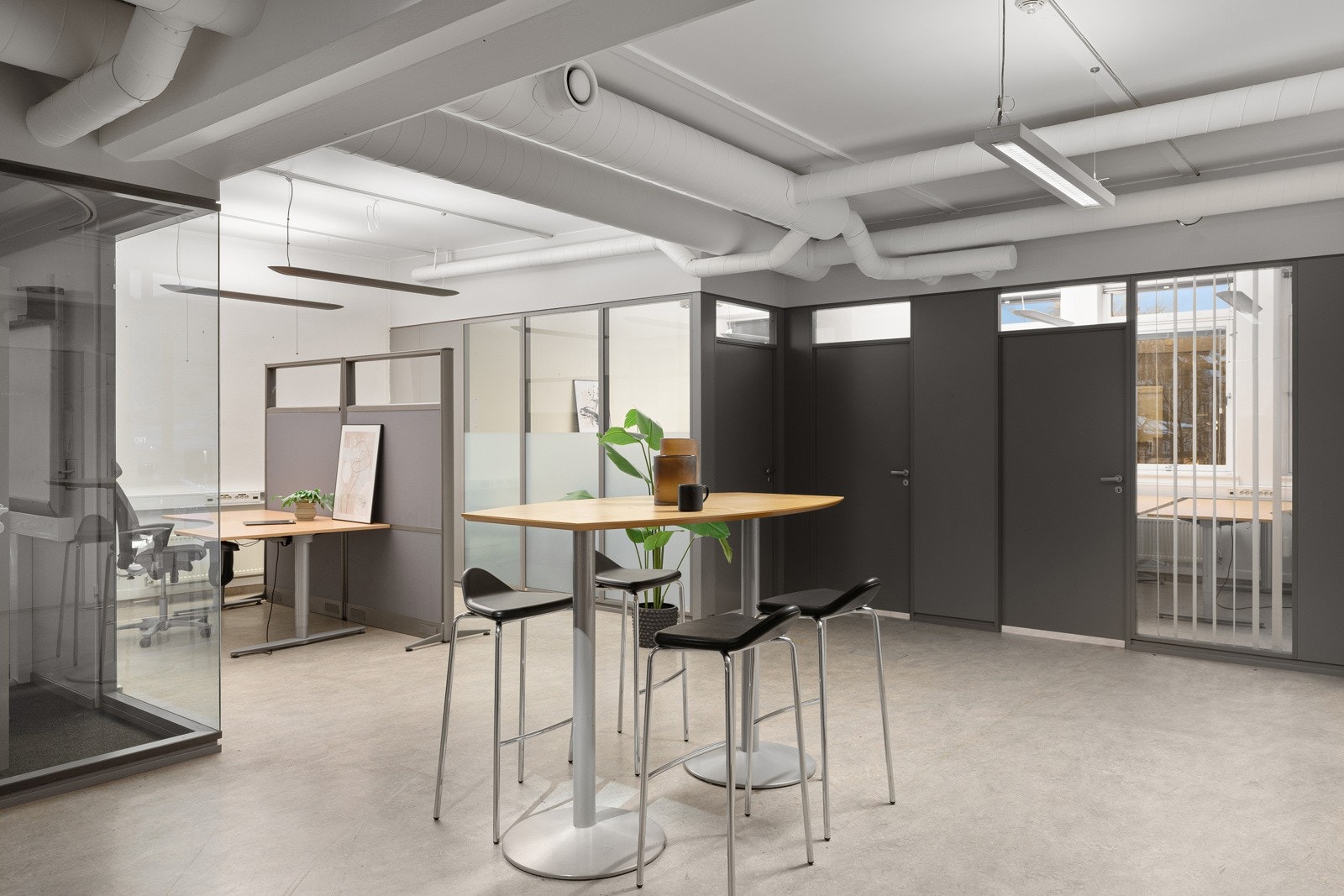 Lokalene er i dag en kombinasjon av cellkontor og landskap. Galleribilde