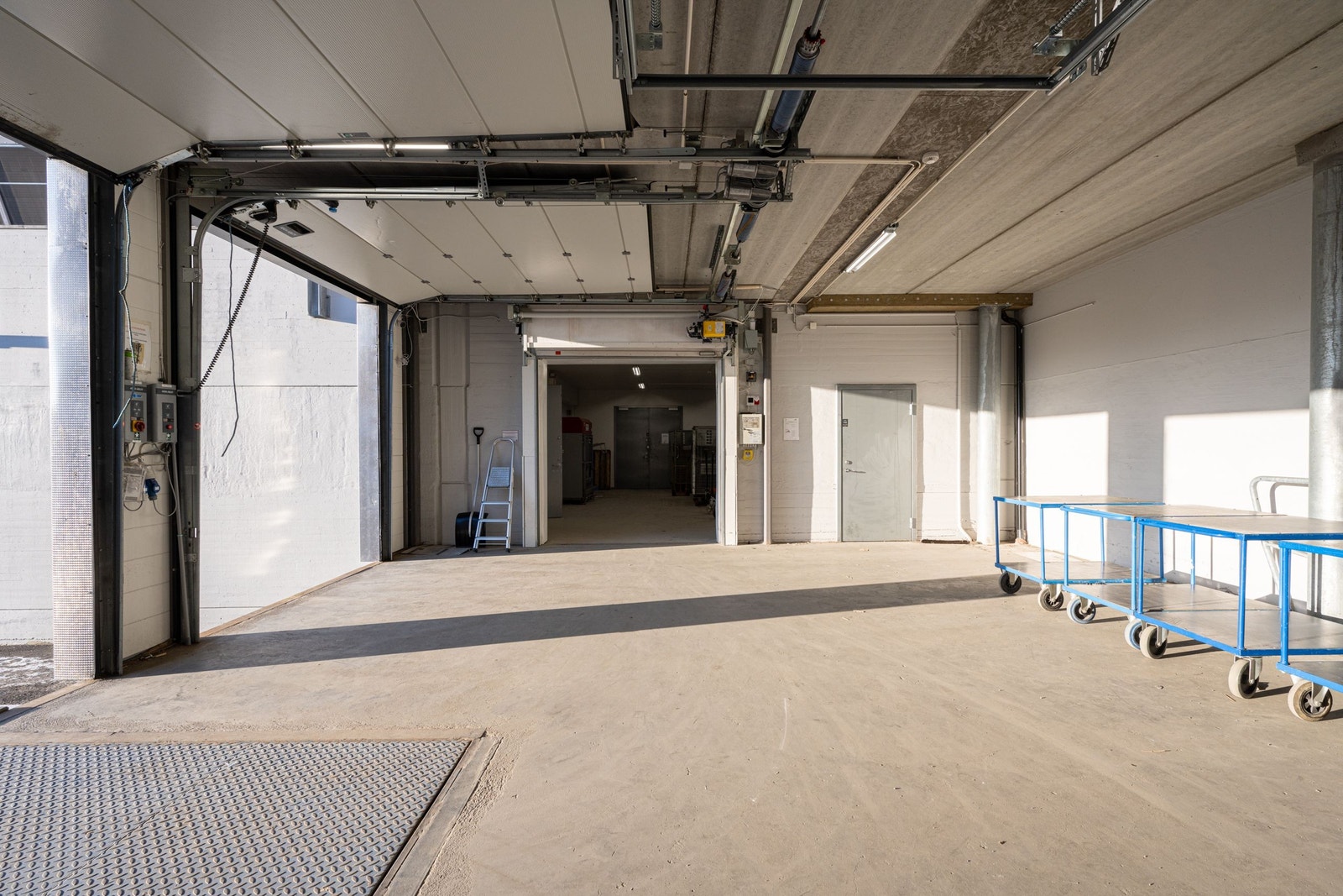 Nybygget lasterampe. Vareflyt direkte inn i lagerlokalene. Galleribilde