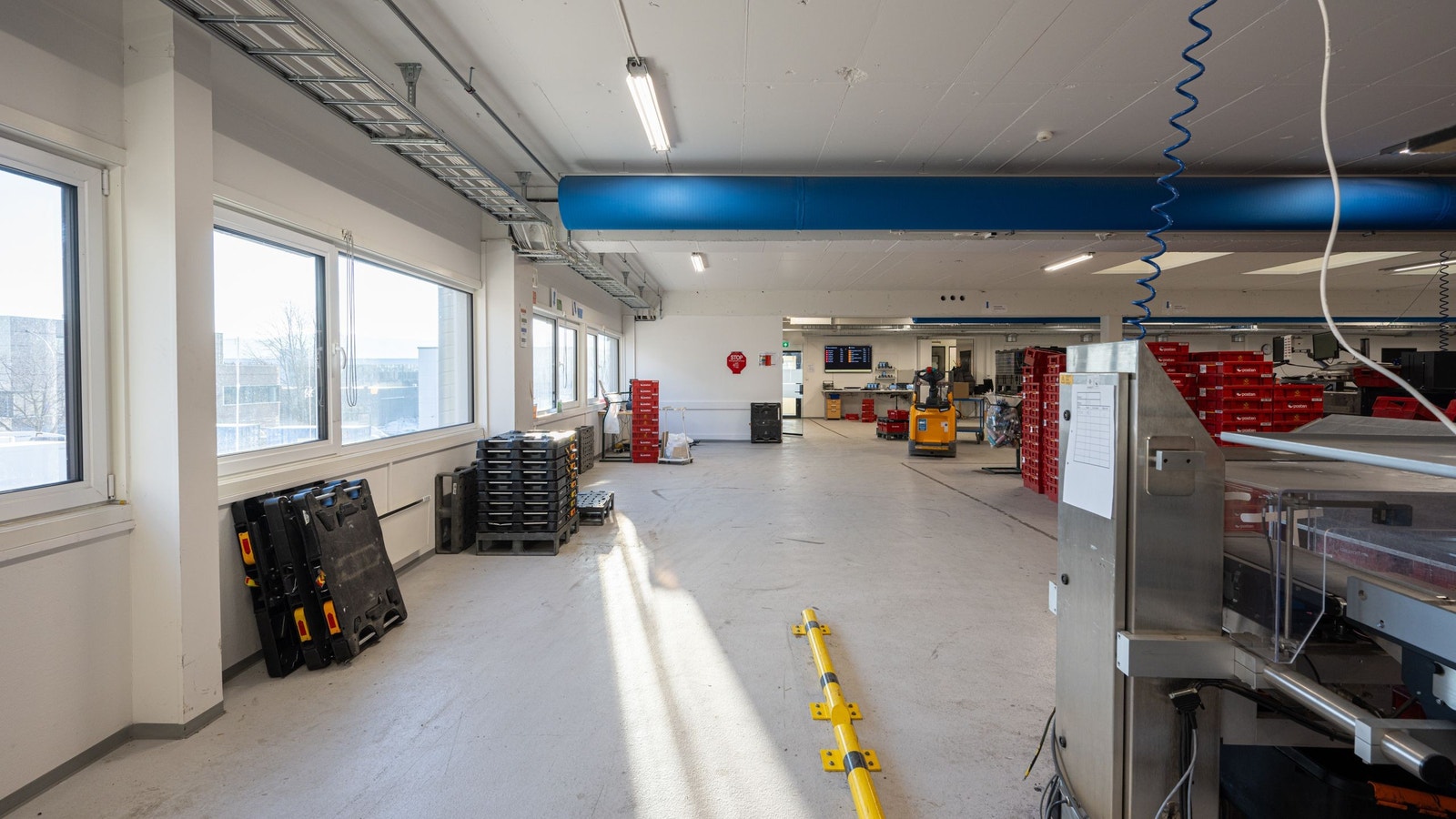 Lageret har en takhøyde på ca. 300-320 cm, godt med dagslys. Galleribilde