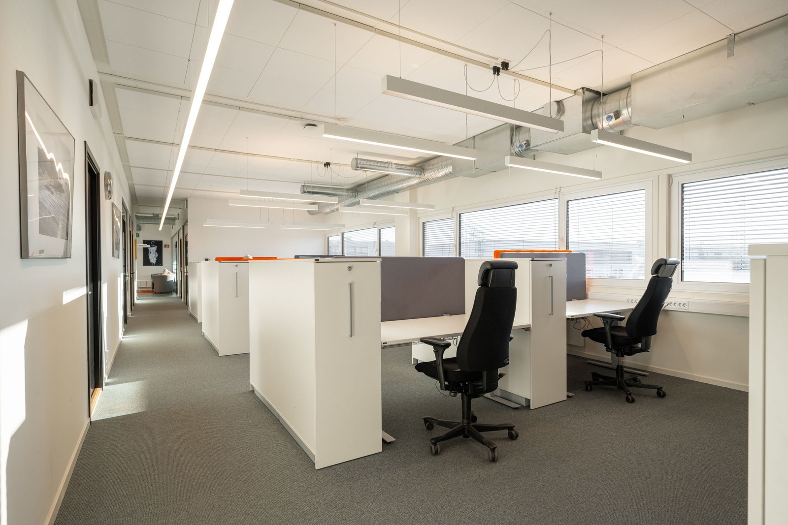 På samme plan kan det tilbys ca. 500 kvm med nyoppussede kontorer. Kontorene inneholder kjøkken, toaletter, møterom, cellekontorer m.m. Galleribilde