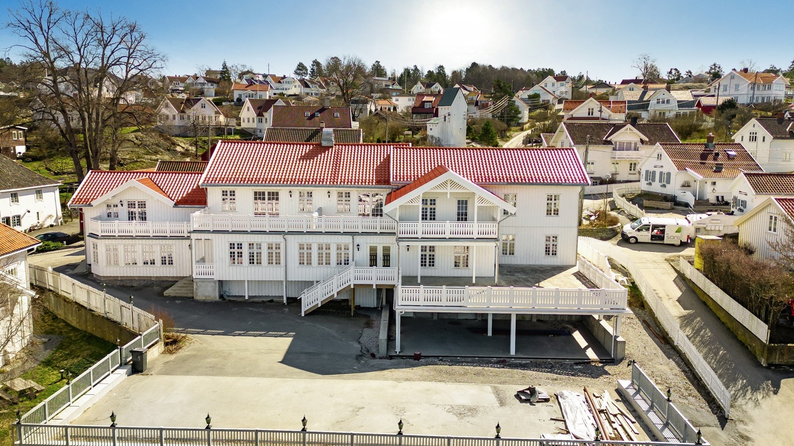 Kombinasjonseiendom med 4 leiligheter og næringslokaler med sjøutsikt sentralt i Son. Galleribilde
