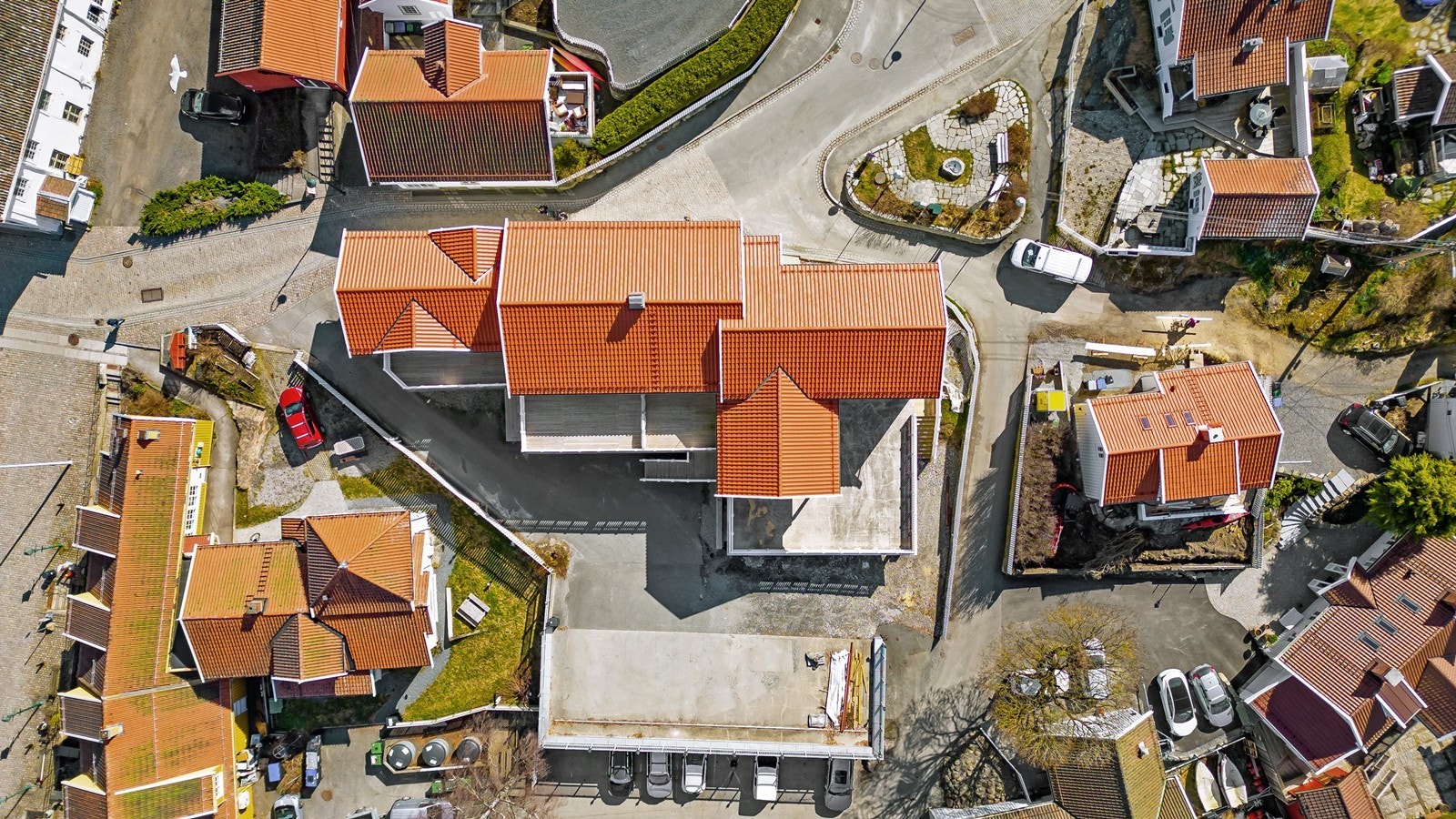 Storgata 31 ligger med umiddelbar nærhet til Son Torg og båthavnen. Galleribilde