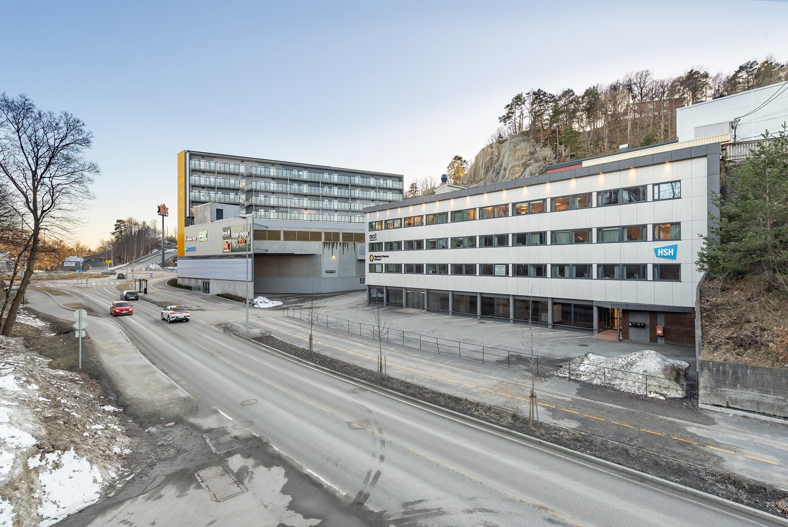 Rett ved Strømsbu Torg som er et sentralt knutepunkt - her finner du matbutikk, apotek, dyrebutikk, Max Burger etc Galleribilde