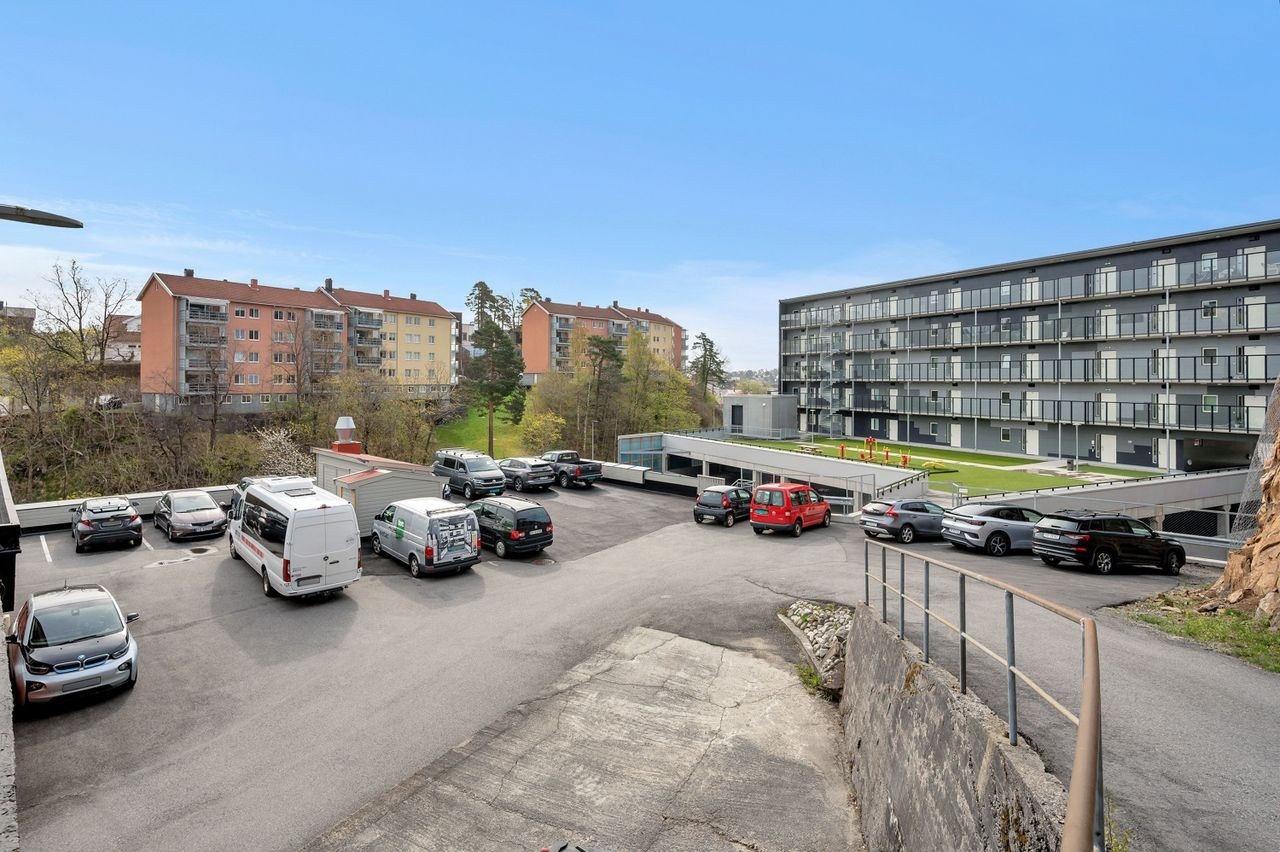 Ansattparkering på taket og kundeparkering i front Galleribilde