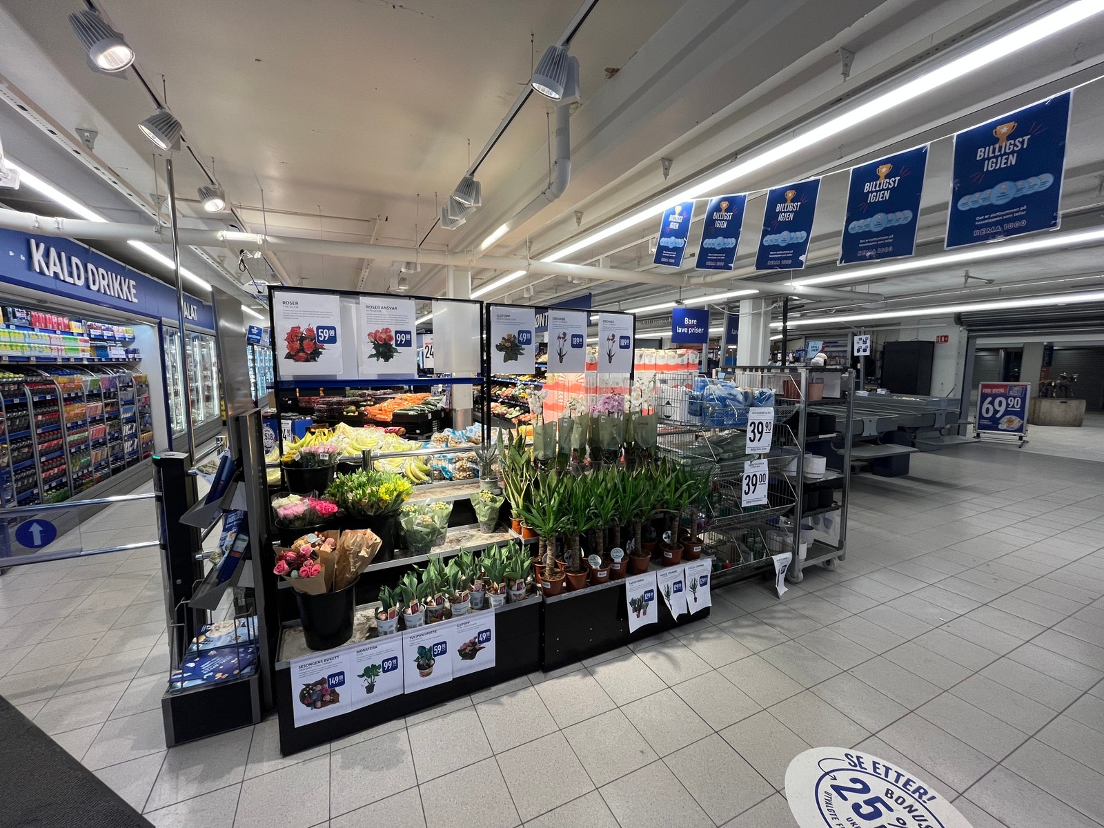 Senteret har også Rema 1000 som ligger rett ved lokale Galleribilde