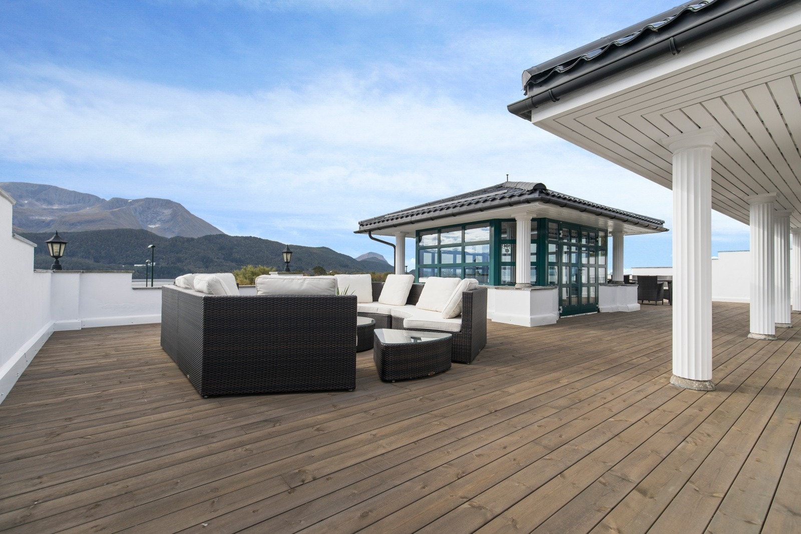 Hovedleiligheten har stor, privat takterrasse med dekke av Møre Royal. Galleribilde