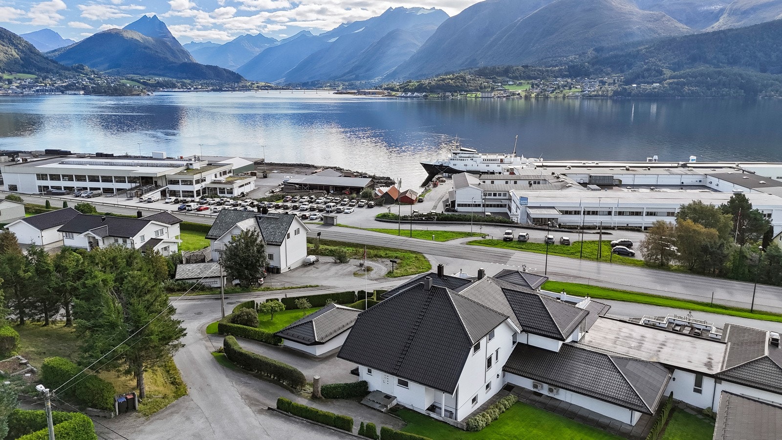 Området er omkranset av fjord og fjell. Galleribilde
