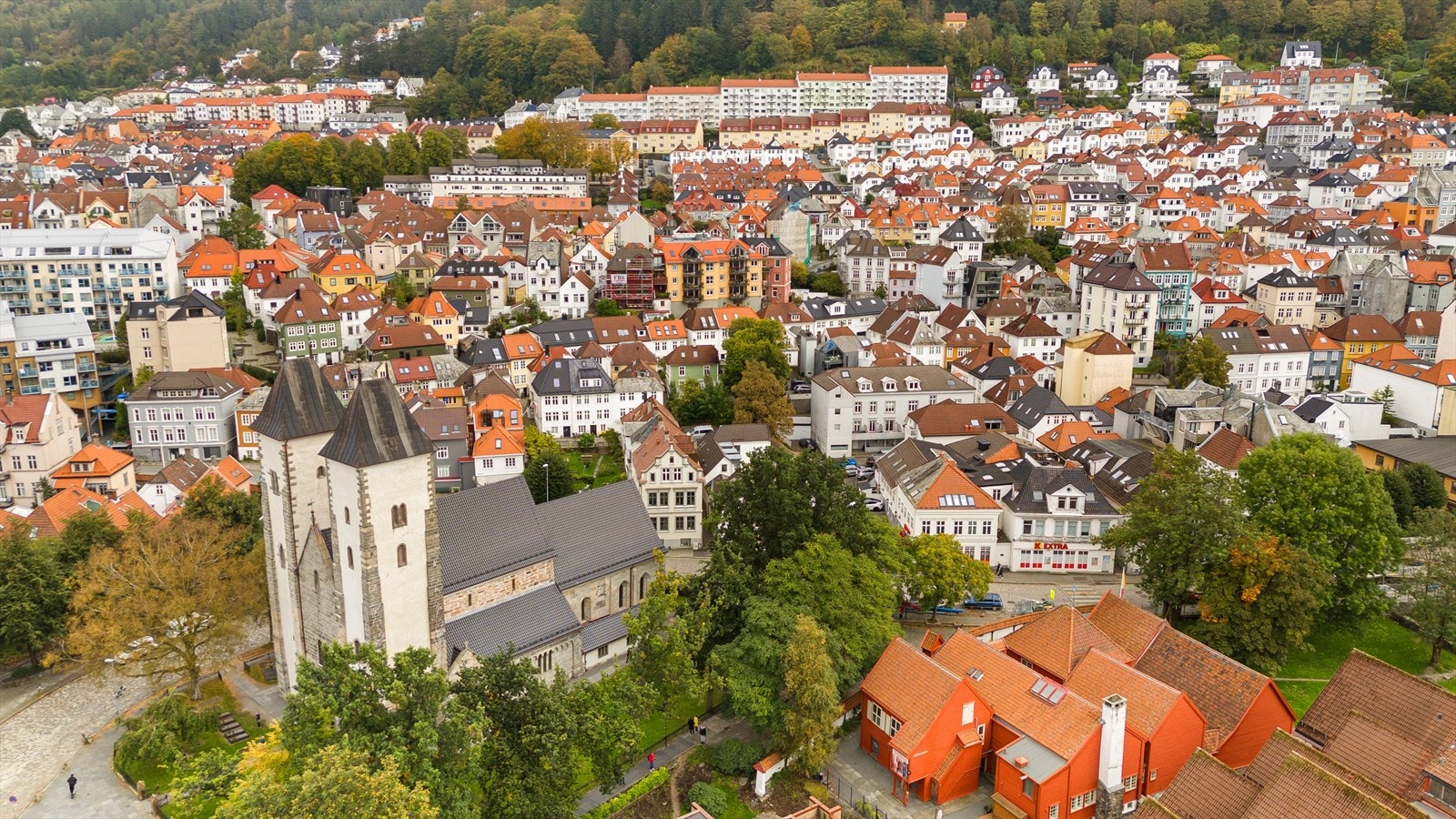 Nå har du anledning til å eie en spennende tomt rett bak bryggen! Galleribilde