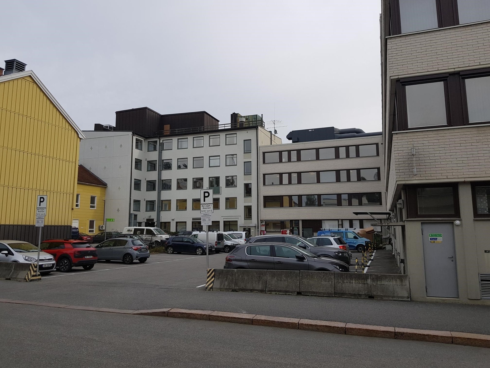 De ledige kontorene er vestvendt med utsikt mot tinghuset (Norderhovsgata) og Storgata. Galleribilde