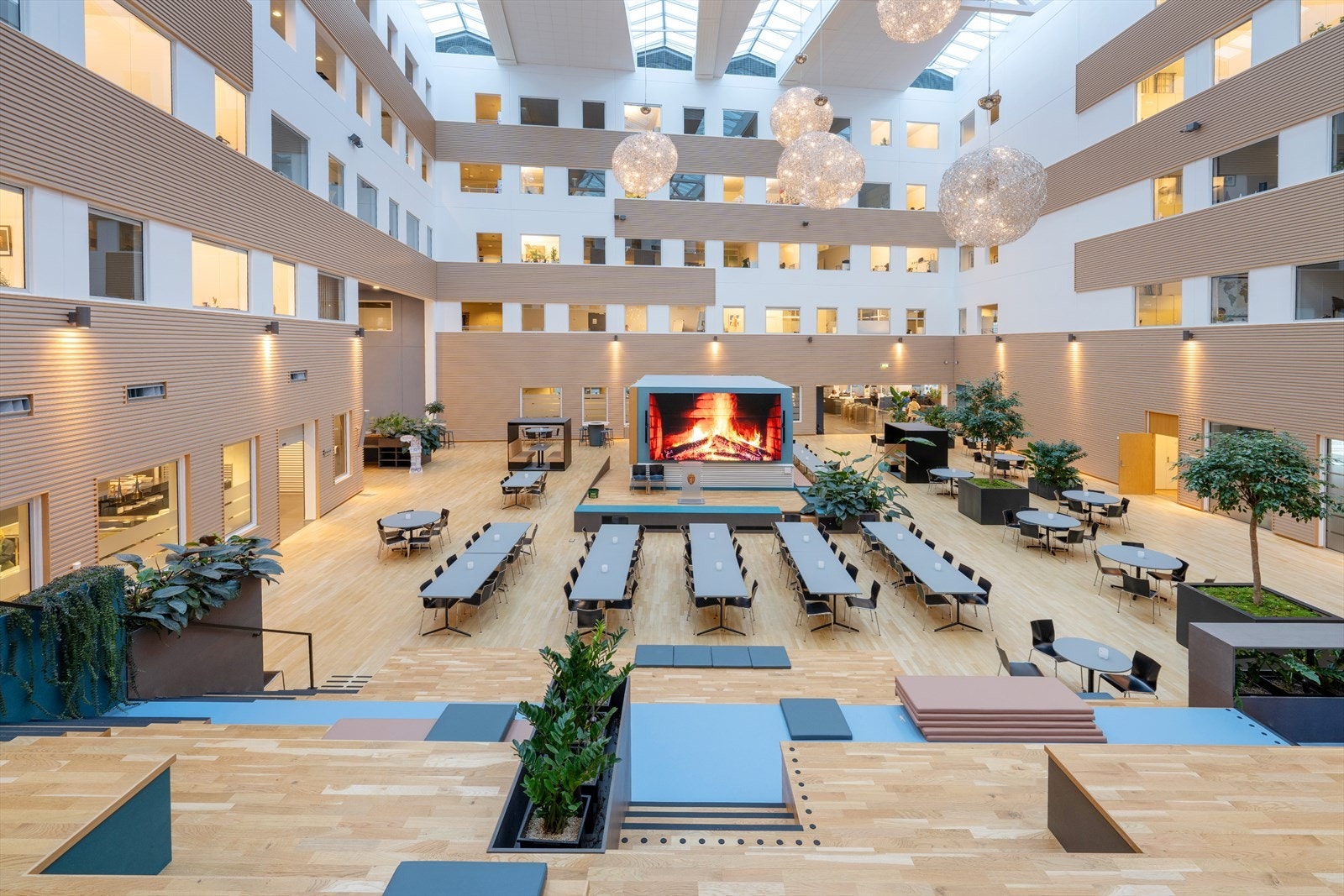 Lys og romslig atrium med moderne arkitektur, åpne fellesområder og flotte detaljer. Galleribilde