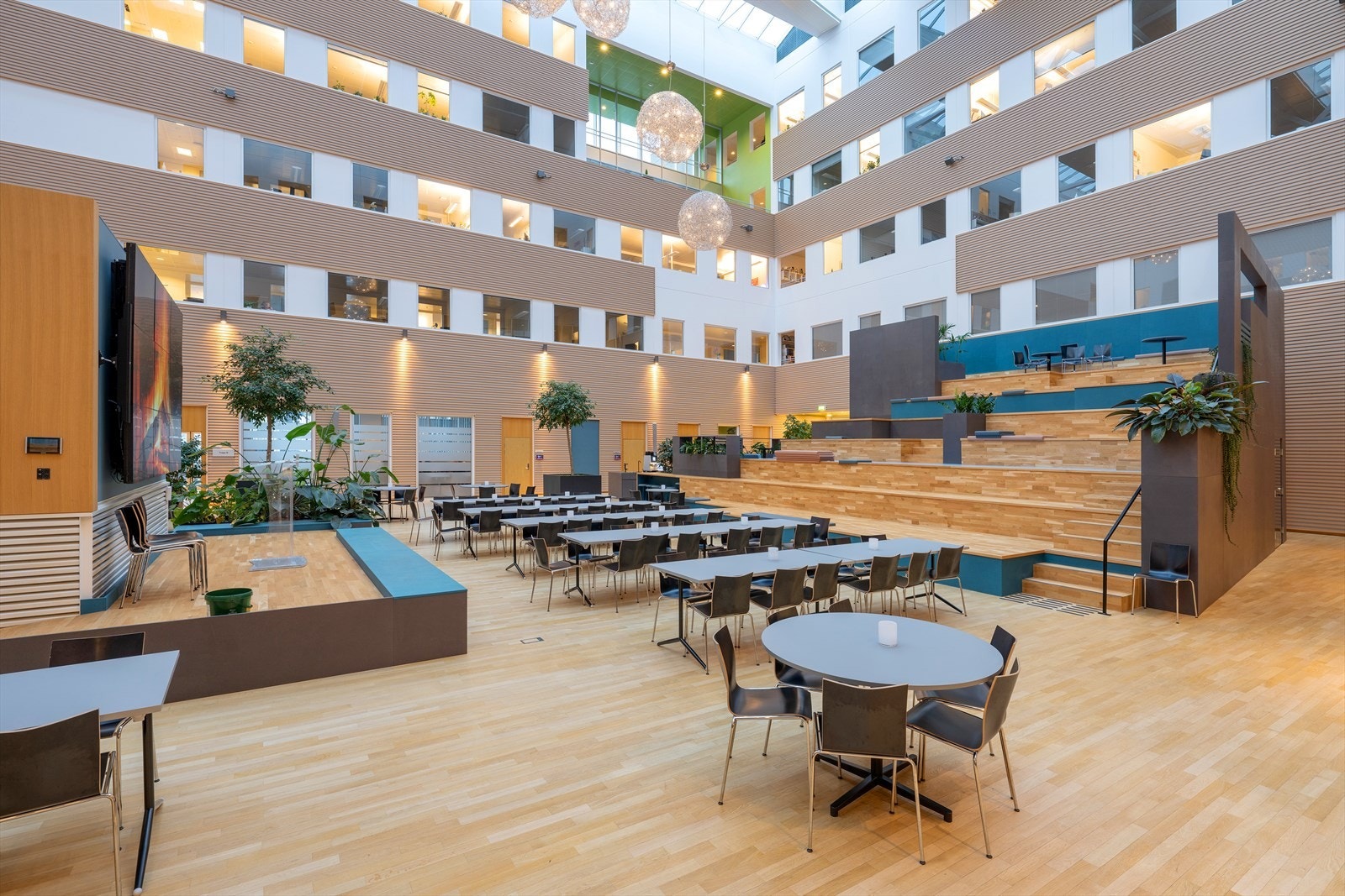 Lys og moderne bygning med romslig fellesareal for sosiale sammenkomster og møter. Flott Lysinnslipp fra taket og stilrent design. Galleribilde