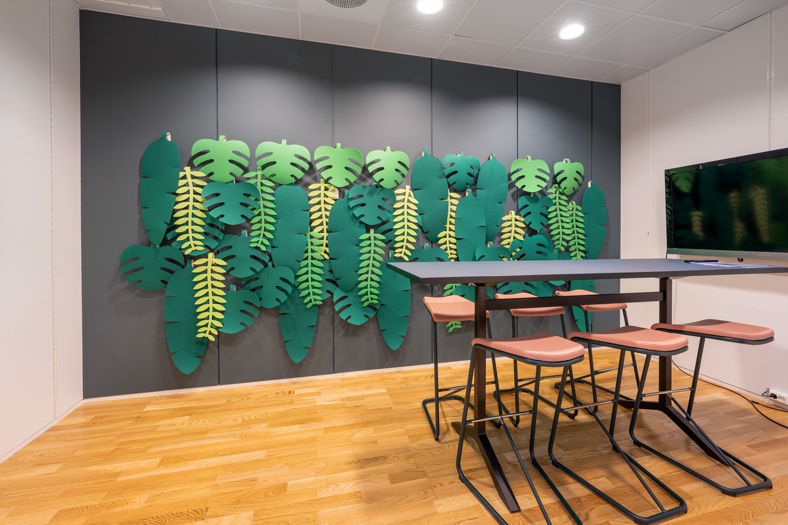 Felles møterom - Moderne og innbydende rom med kreativ veggdekor, for sosiale sammenkomster og møter i et stilfullt miljø. Galleribilde