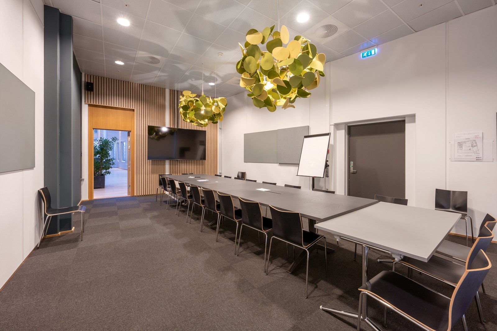 Felles møterom - Lyst og moderne med stilren design, for effektive møter og presentasjoner. Fleksibel innredning gir mange bruksmuligheter. Galleribilde