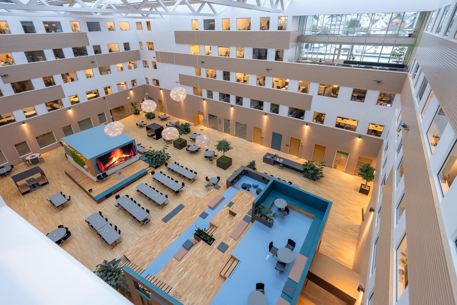 Moderne og romslig atrium med flott naturlig lysinnfall. Galleribilde