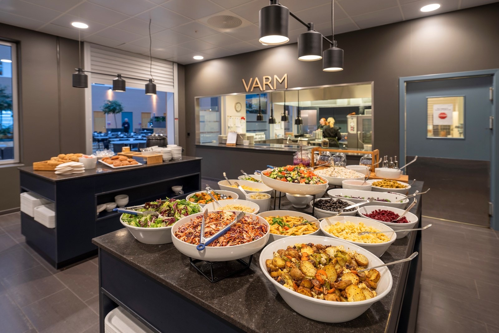 Kantinen byr på et variert og innbydende matutvalg i et moderne og lyst spisemiljø Galleribilde