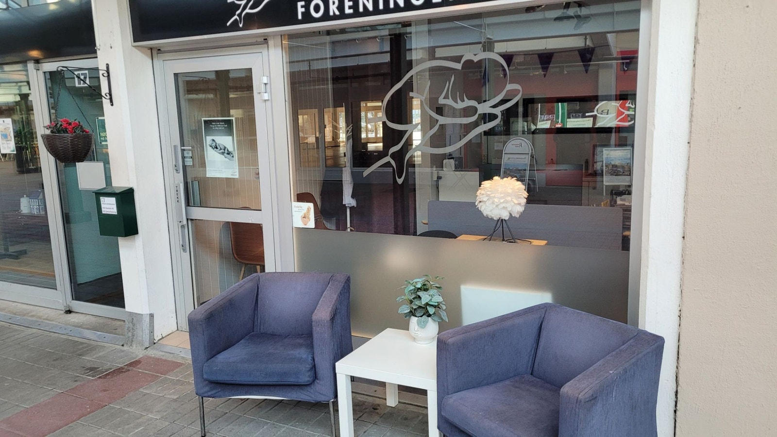 Et lite lokale som egner seg til frisør eller kontor mitt i gågata. Galleribilde